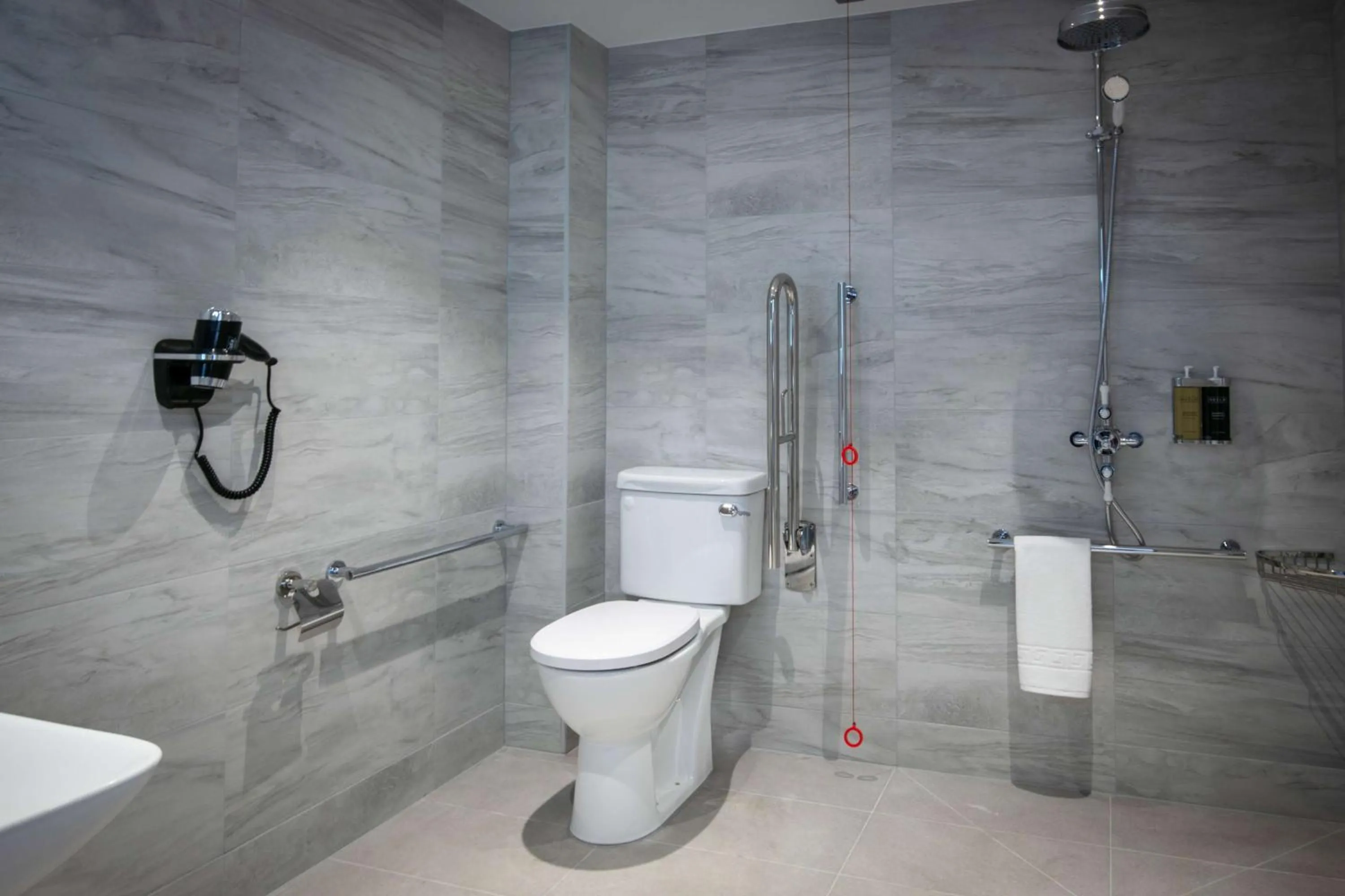 Bathroom in Sadie Best Western Hotel at Luton