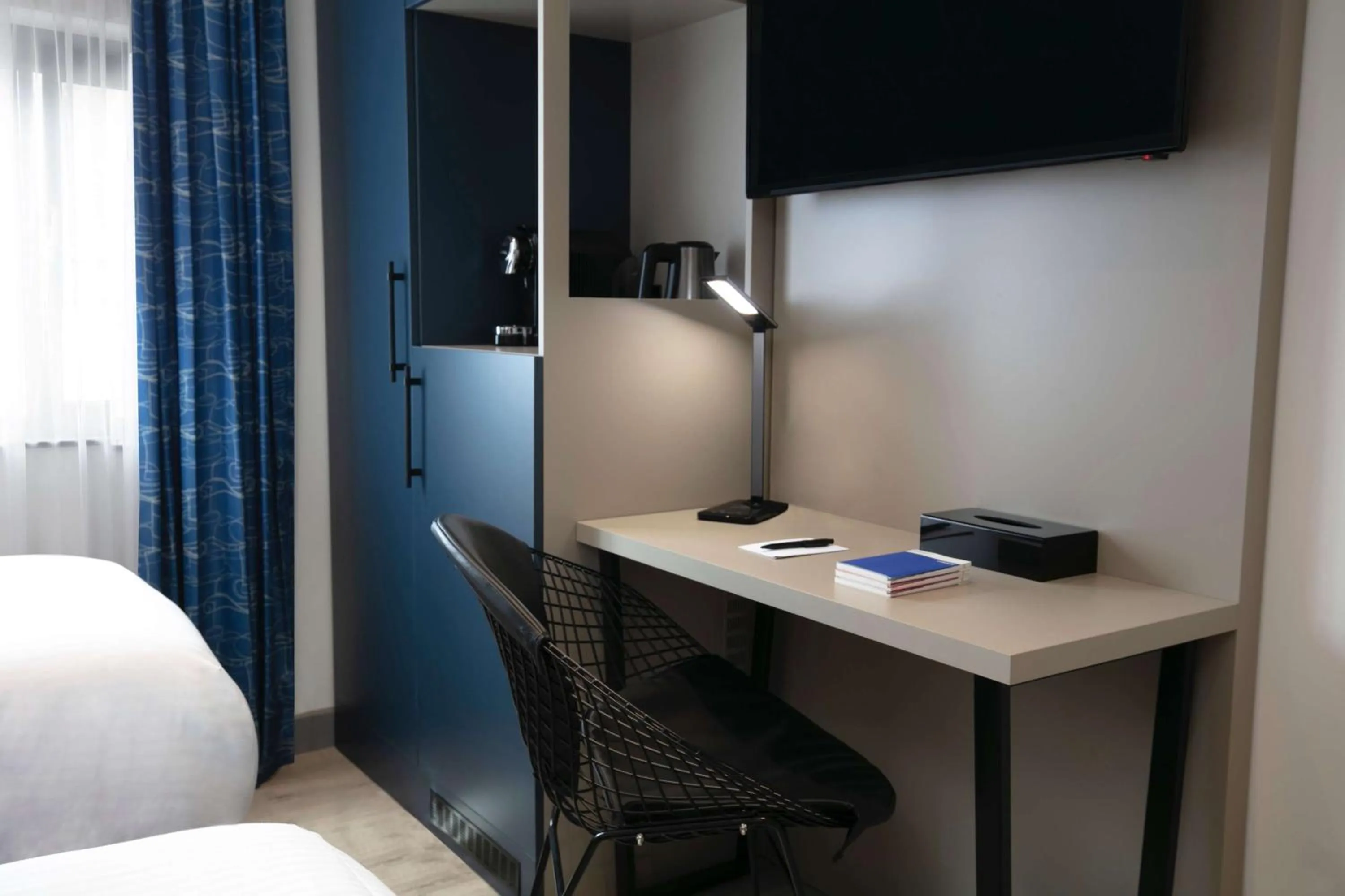 Bedroom, Bed in Sadie Best Western Hotel at Luton