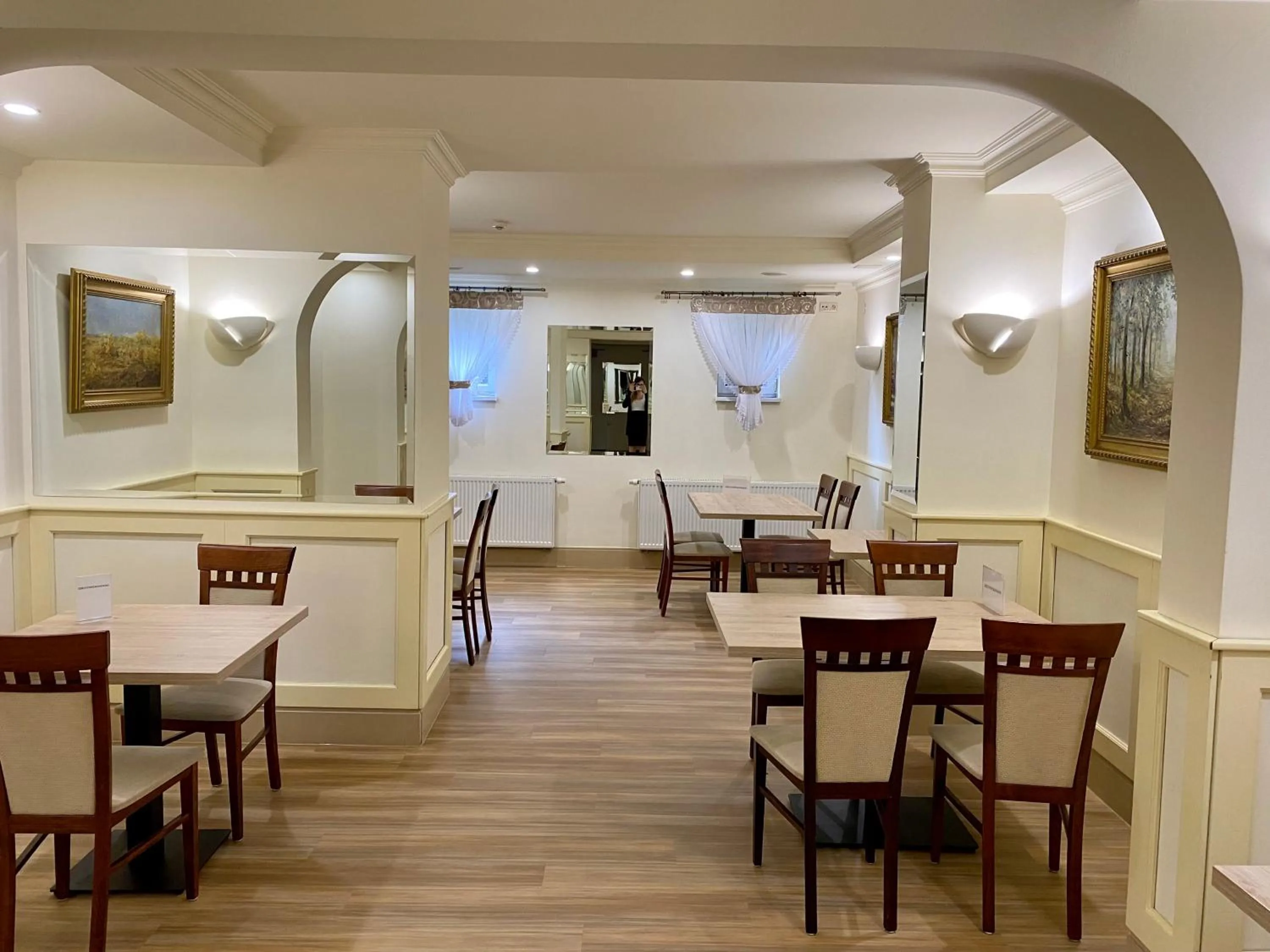 Restaurant/places to eat in Senator