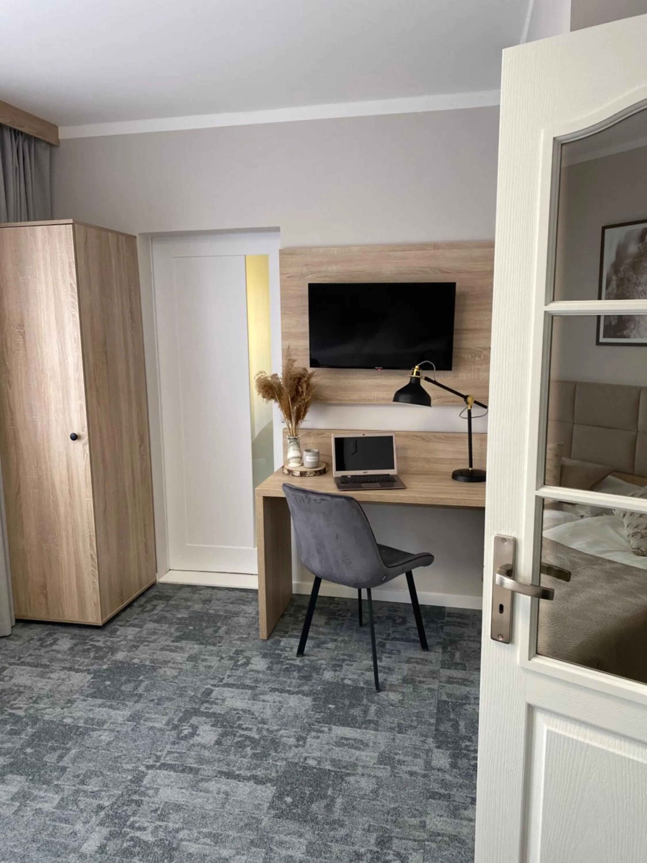 Restaurant/places to eat in Senator