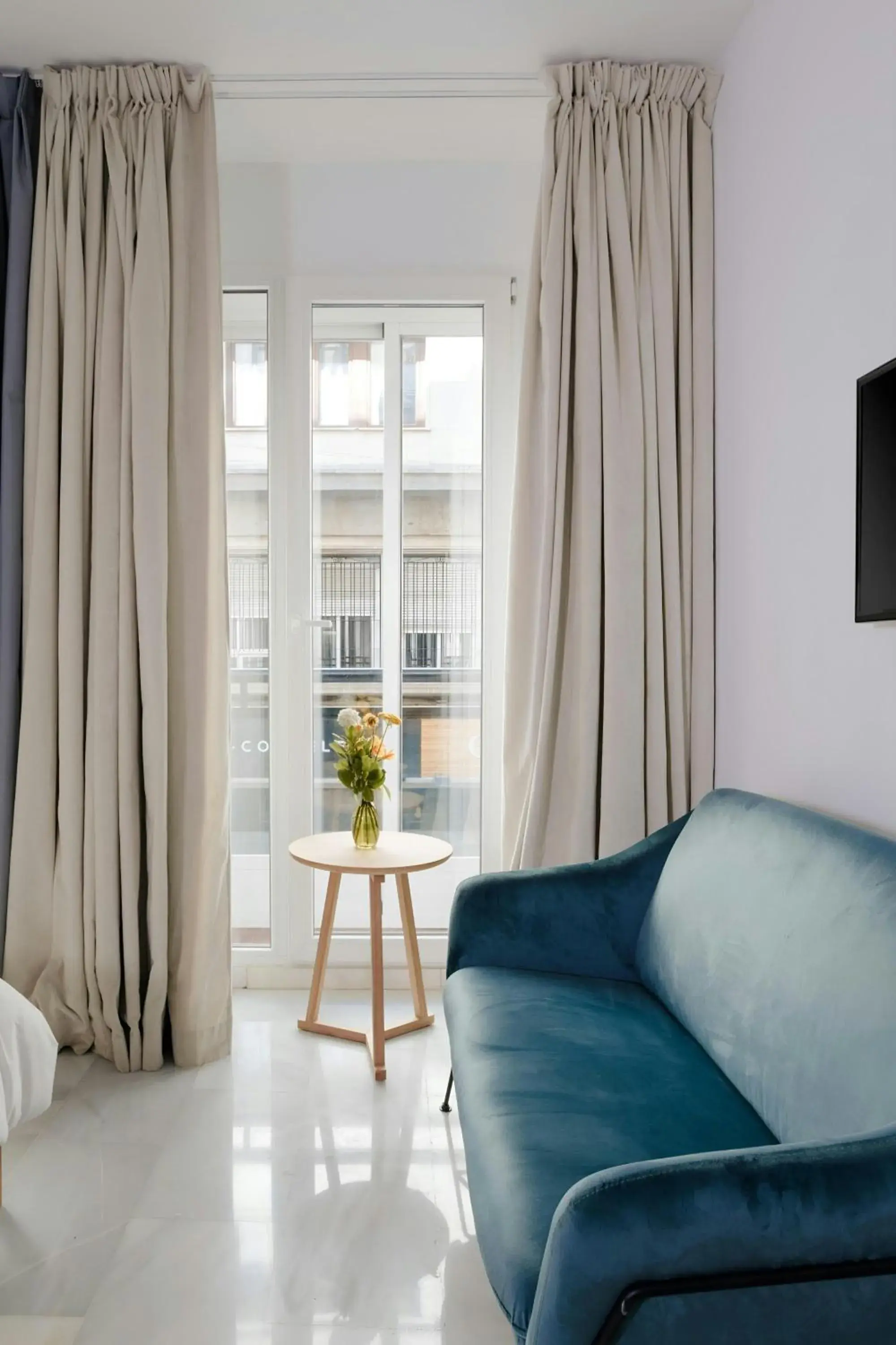 Studio Apartment with Queen Bed and Juliet Balcony in Sonder by Marriott Bonvoy Santa Ana Apartments Las Letras Studio Apartment with Queen Bed and Juliet Balcony in Sonder by Marriott Bonvoy Santa Ana Apartments Las Letras