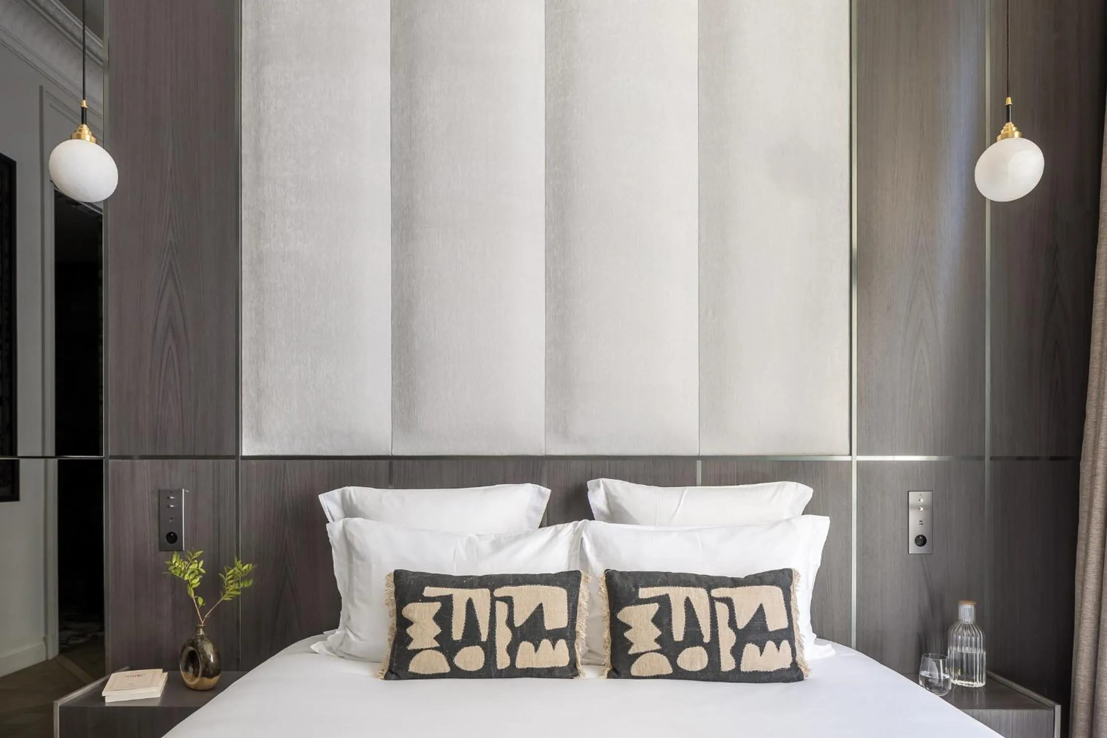 Bed in HIGHSTAY - Luxury Serviced Apartments - Louvre