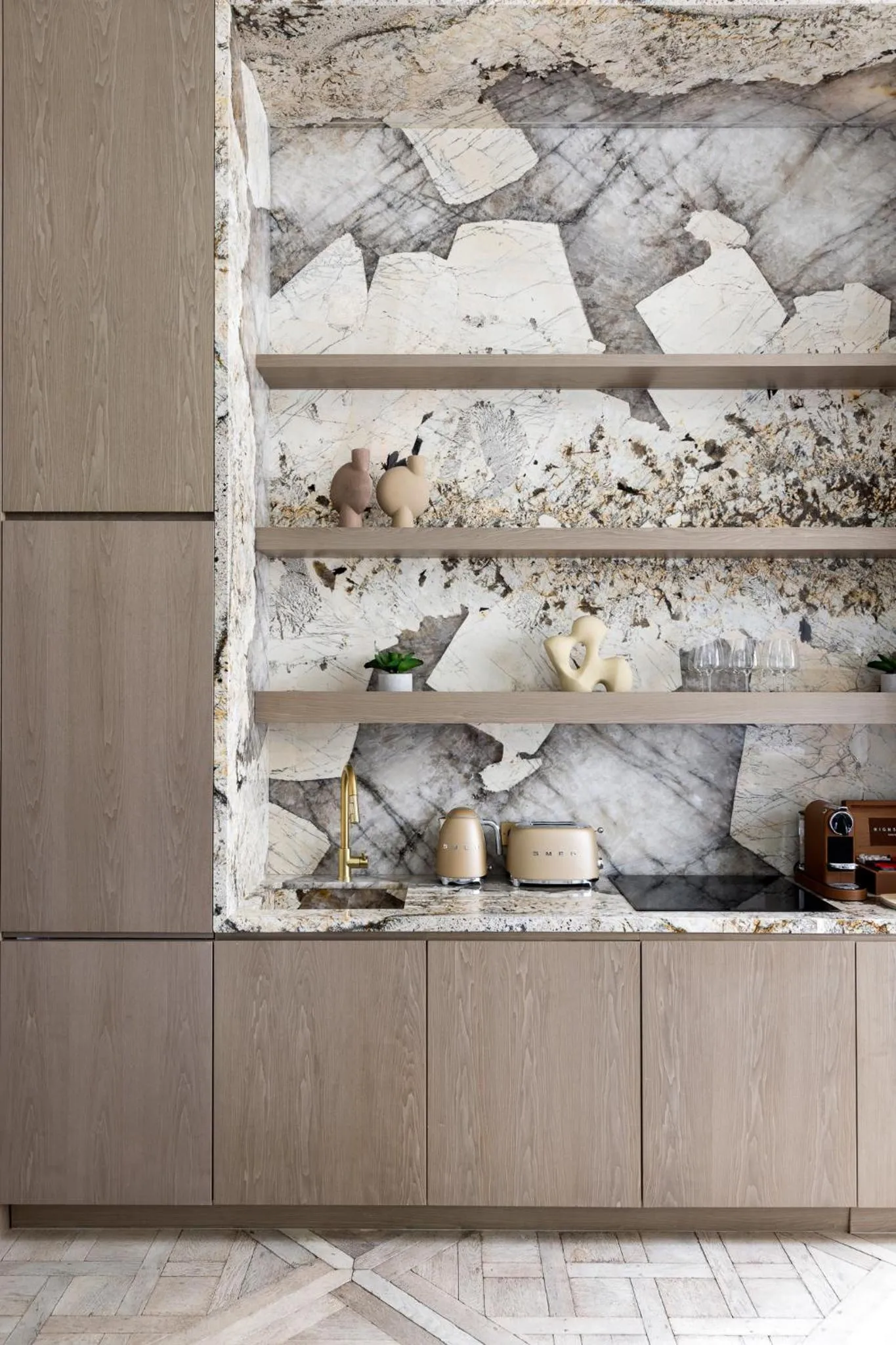 Kitchen or kitchenette in HIGHSTAY - Luxury Serviced Apartments - Louvre