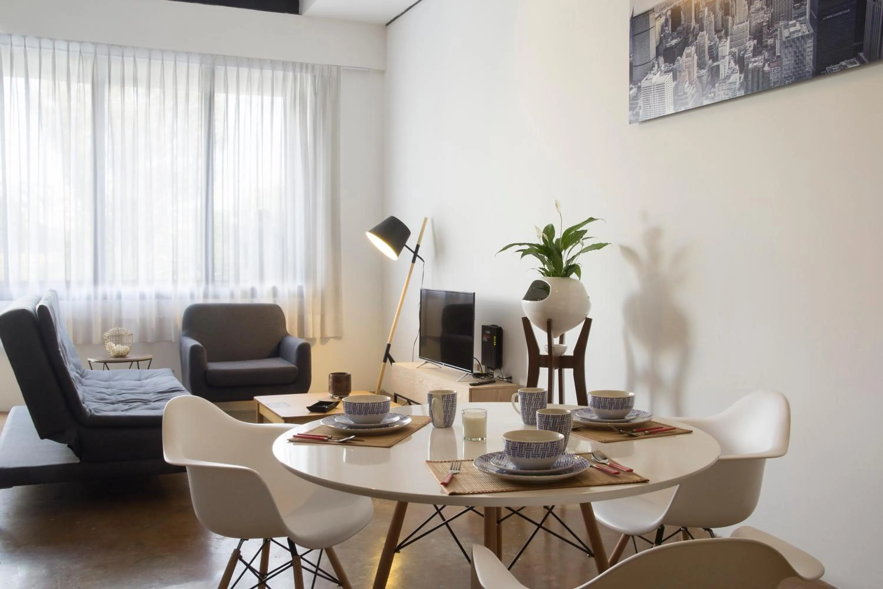 Dining area in El Doce by HomiRent