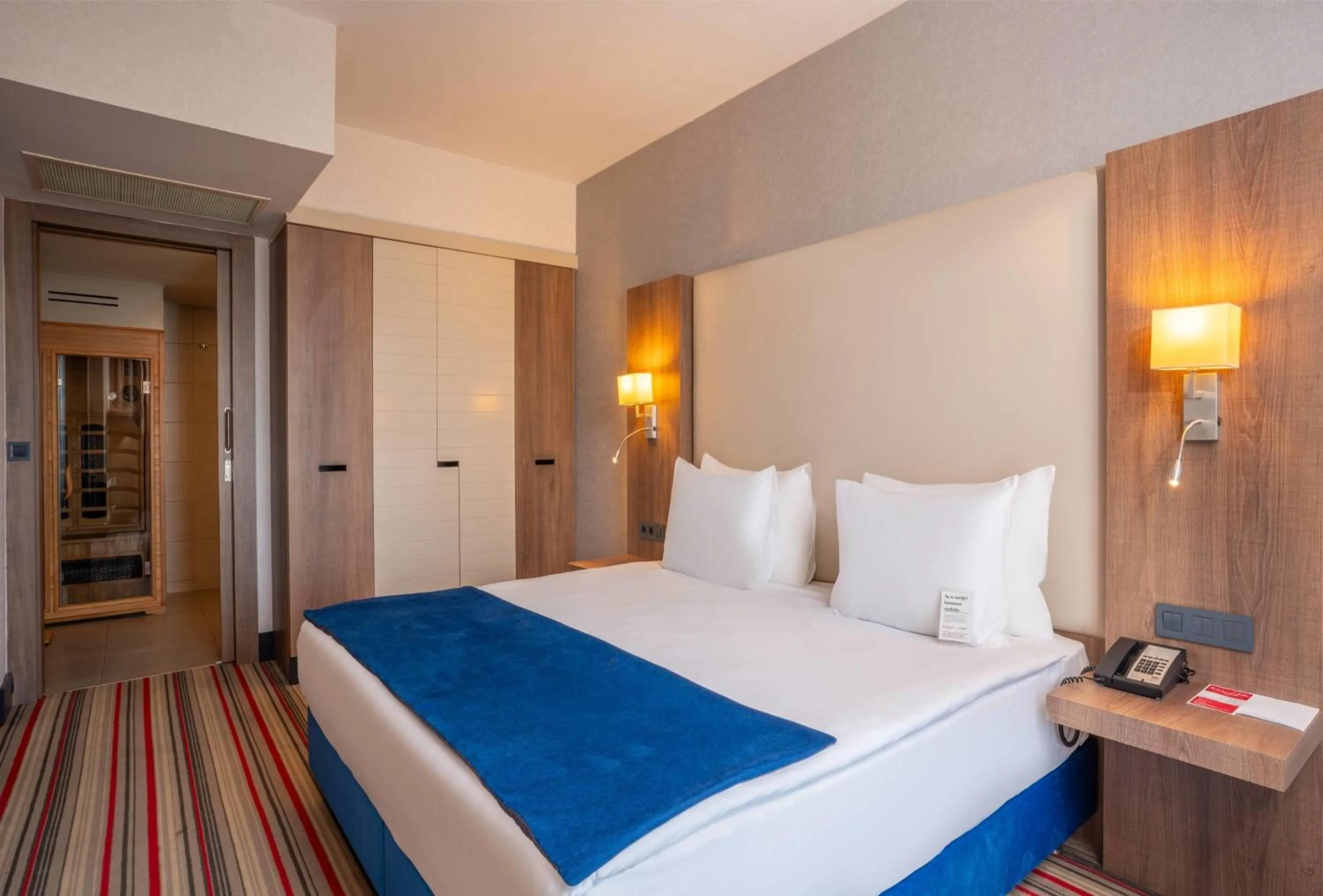 Photo of the whole room, Bed in Ramada Plaza By Wyndham Izmir