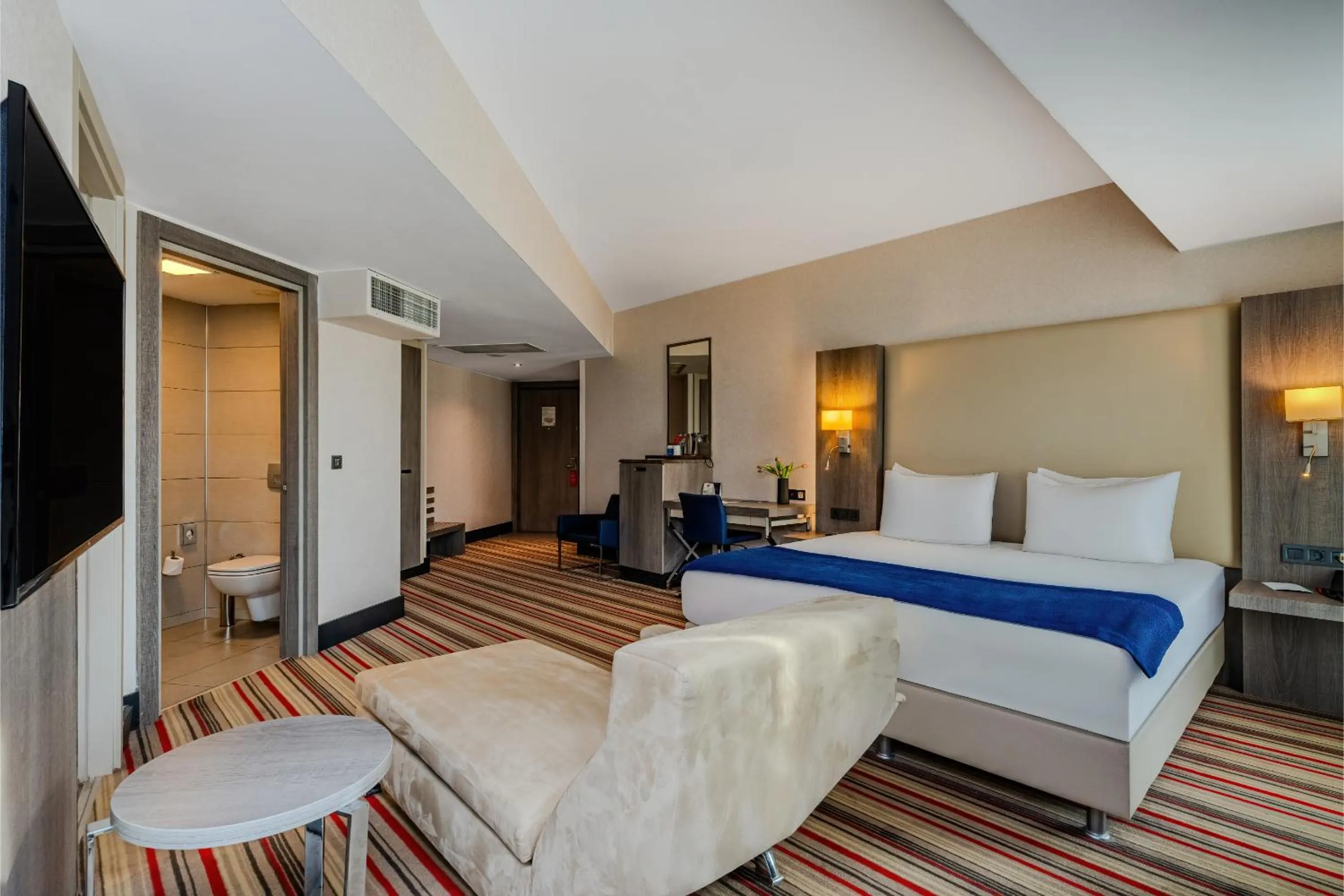 Seating area, Bed in Ramada Plaza By Wyndham Izmir