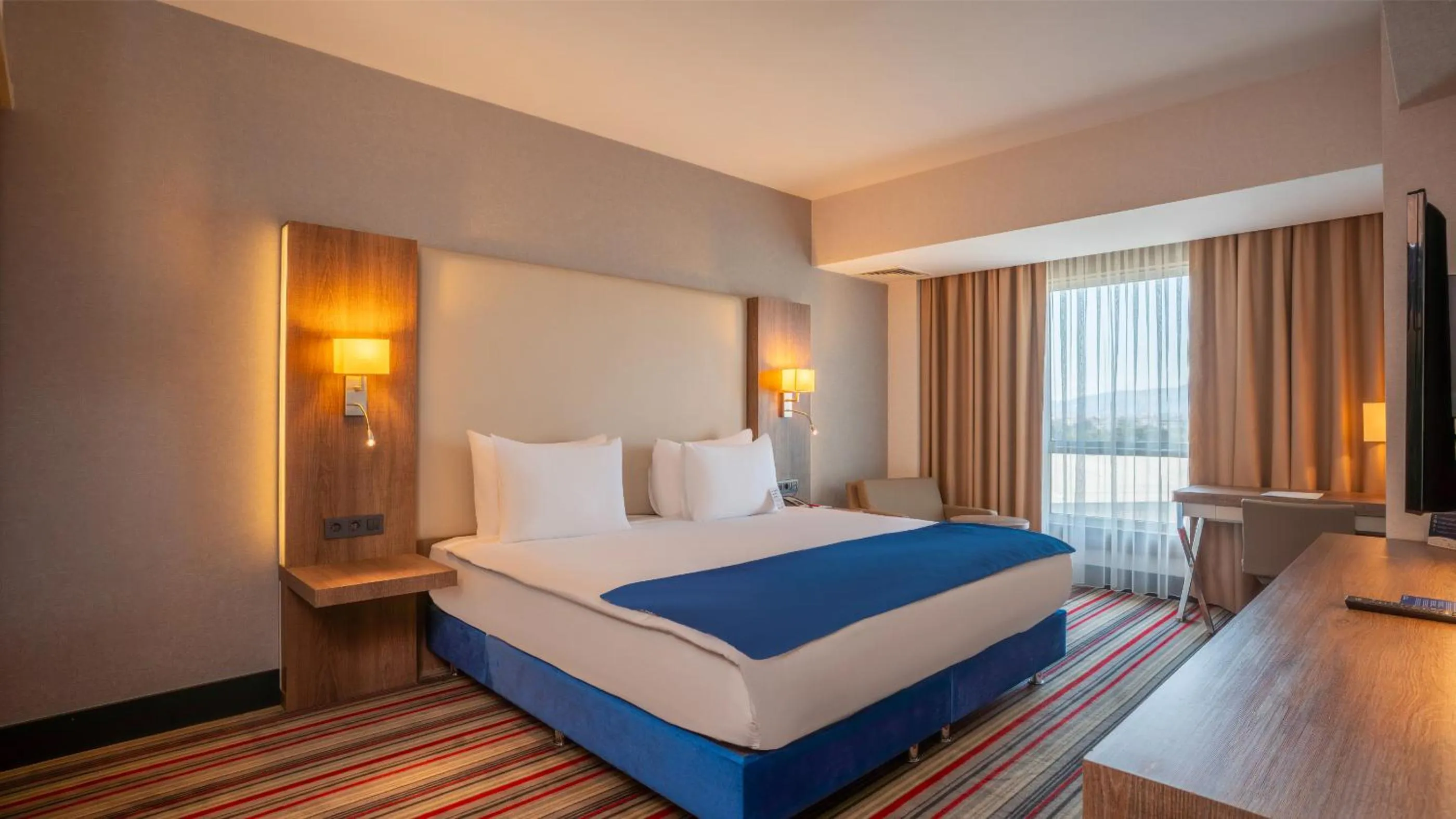 Living room, Bed in Ramada Plaza By Wyndham Izmir