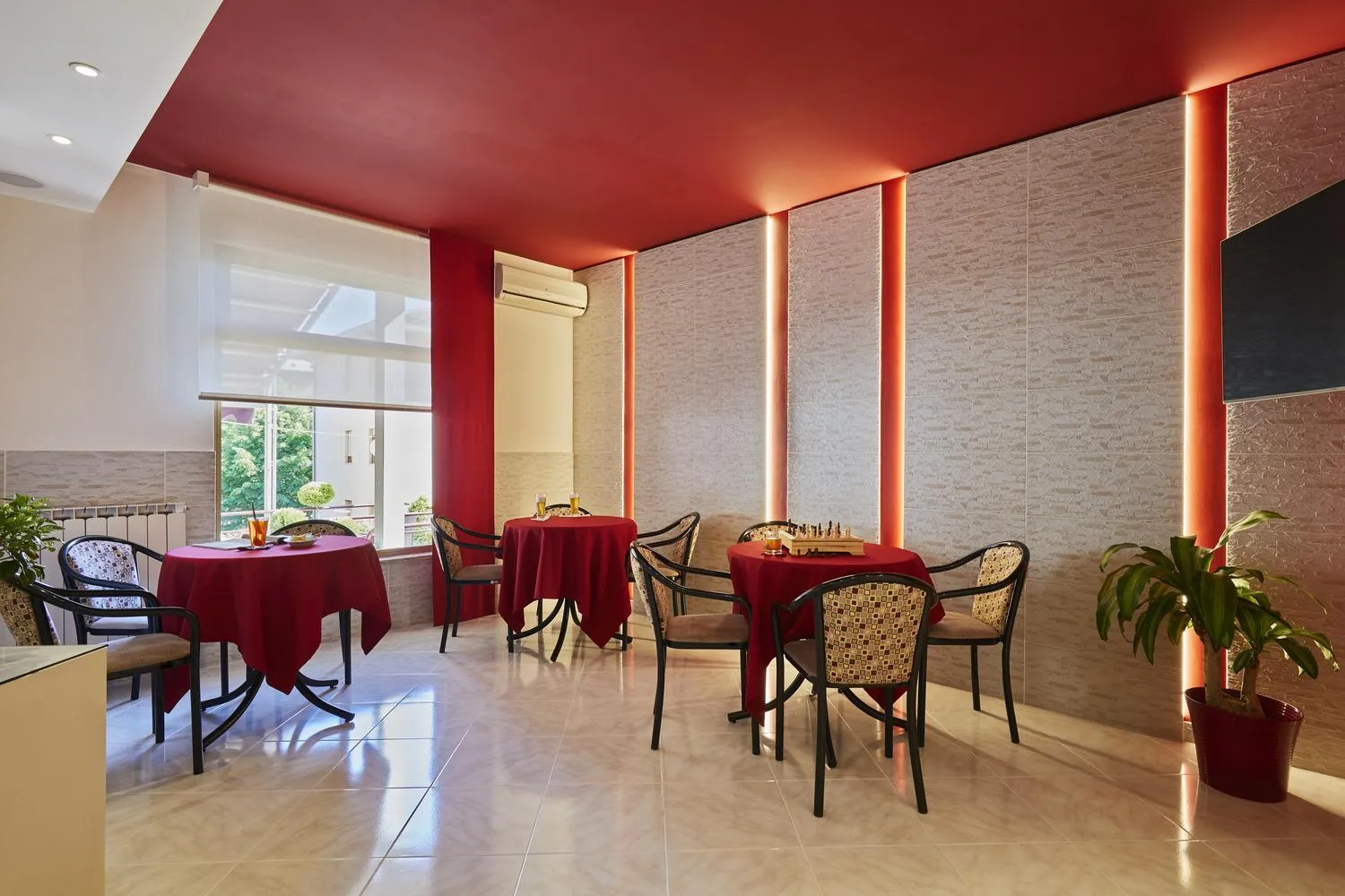 Communal lounge/ TV room in Santa Caterina Hotel & Bike