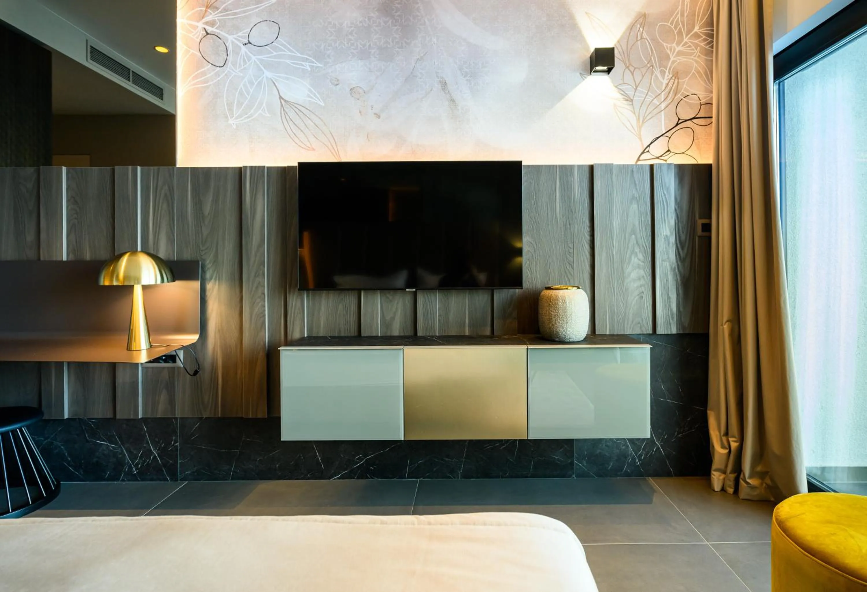 TV and multimedia, Bed in Marinus Beach Hotel