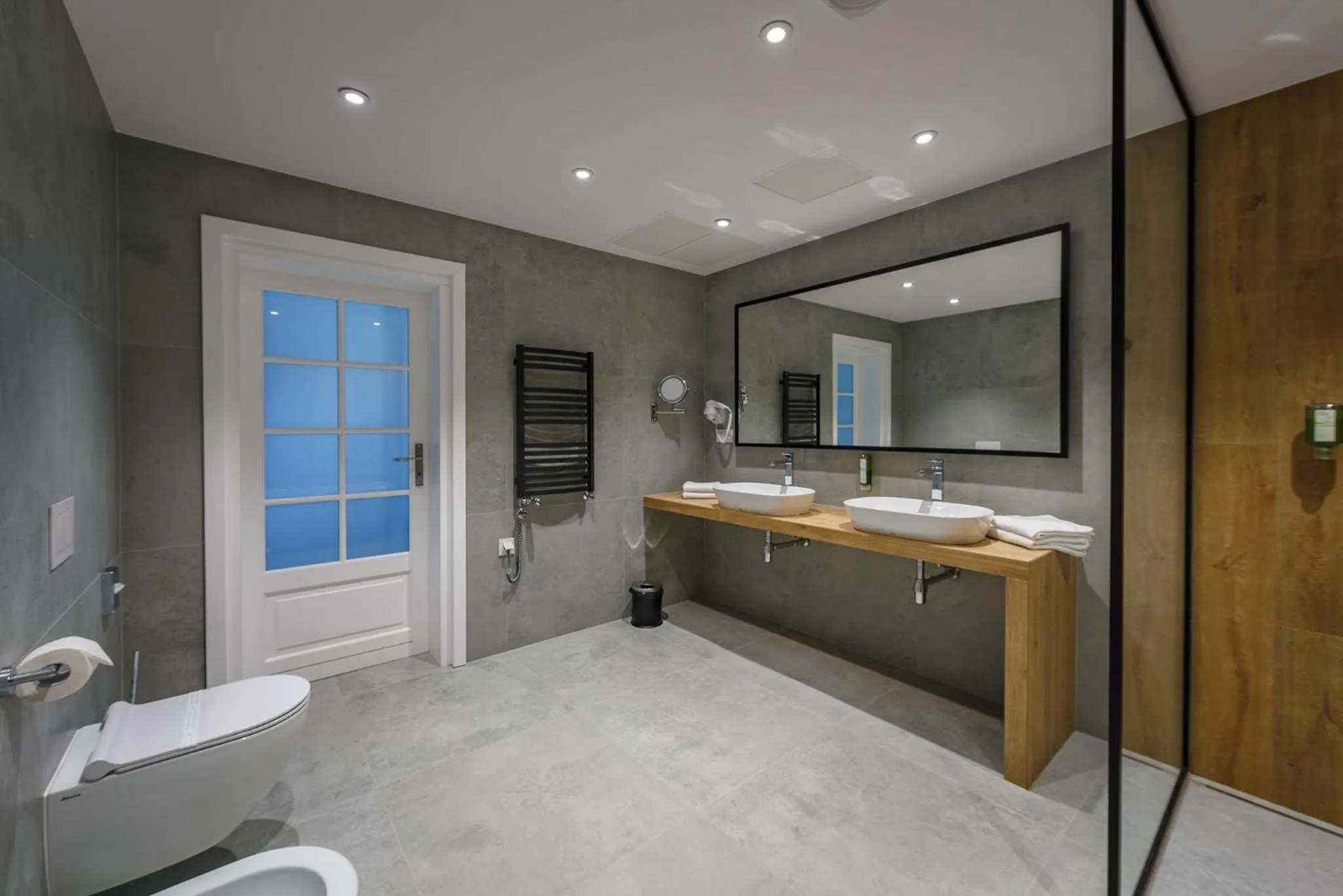 Bathroom, Bed in Hotel Prezydent