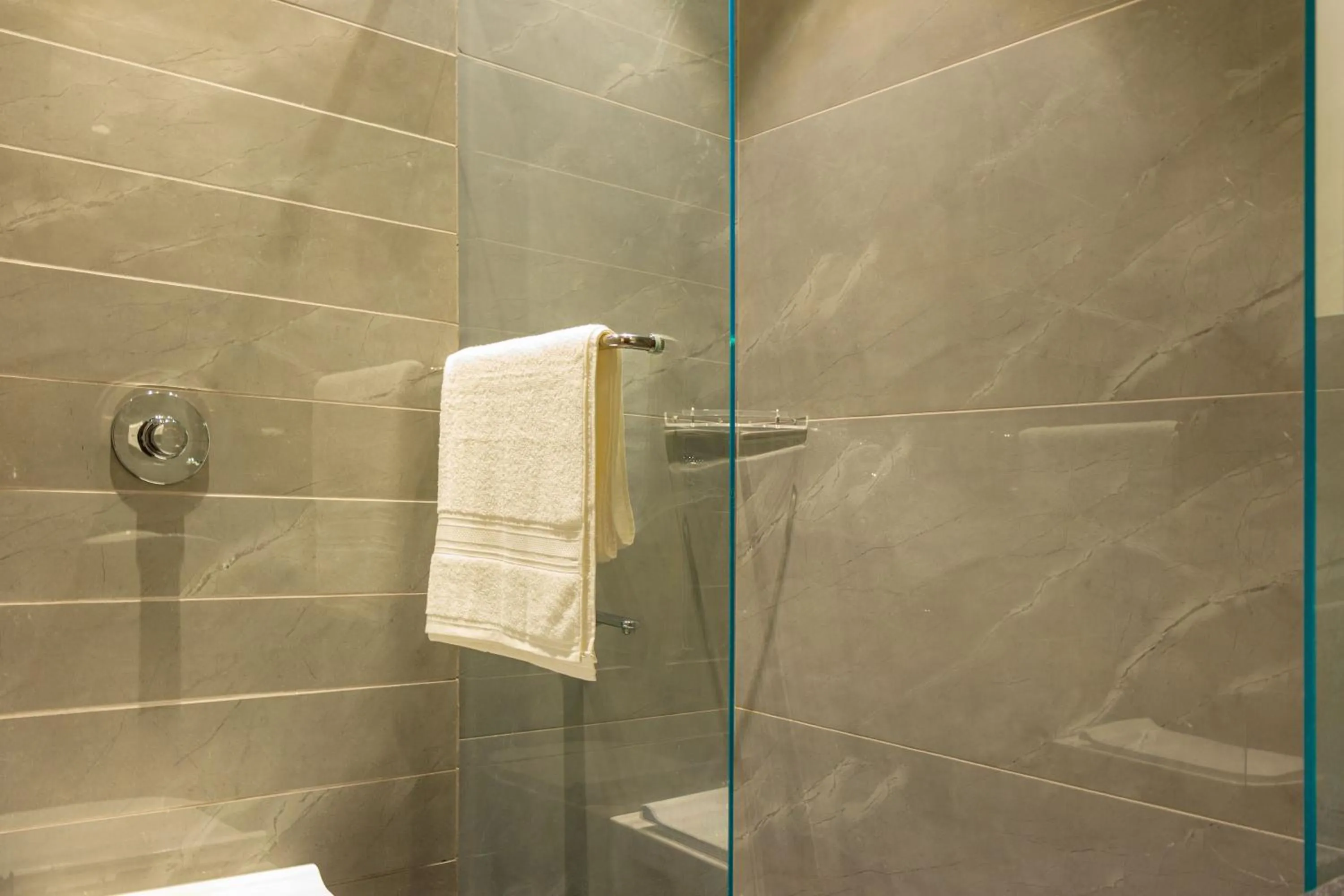 Bathroom in Hotel The Savode - Just 2 Mins From Golden Temple Amritsar