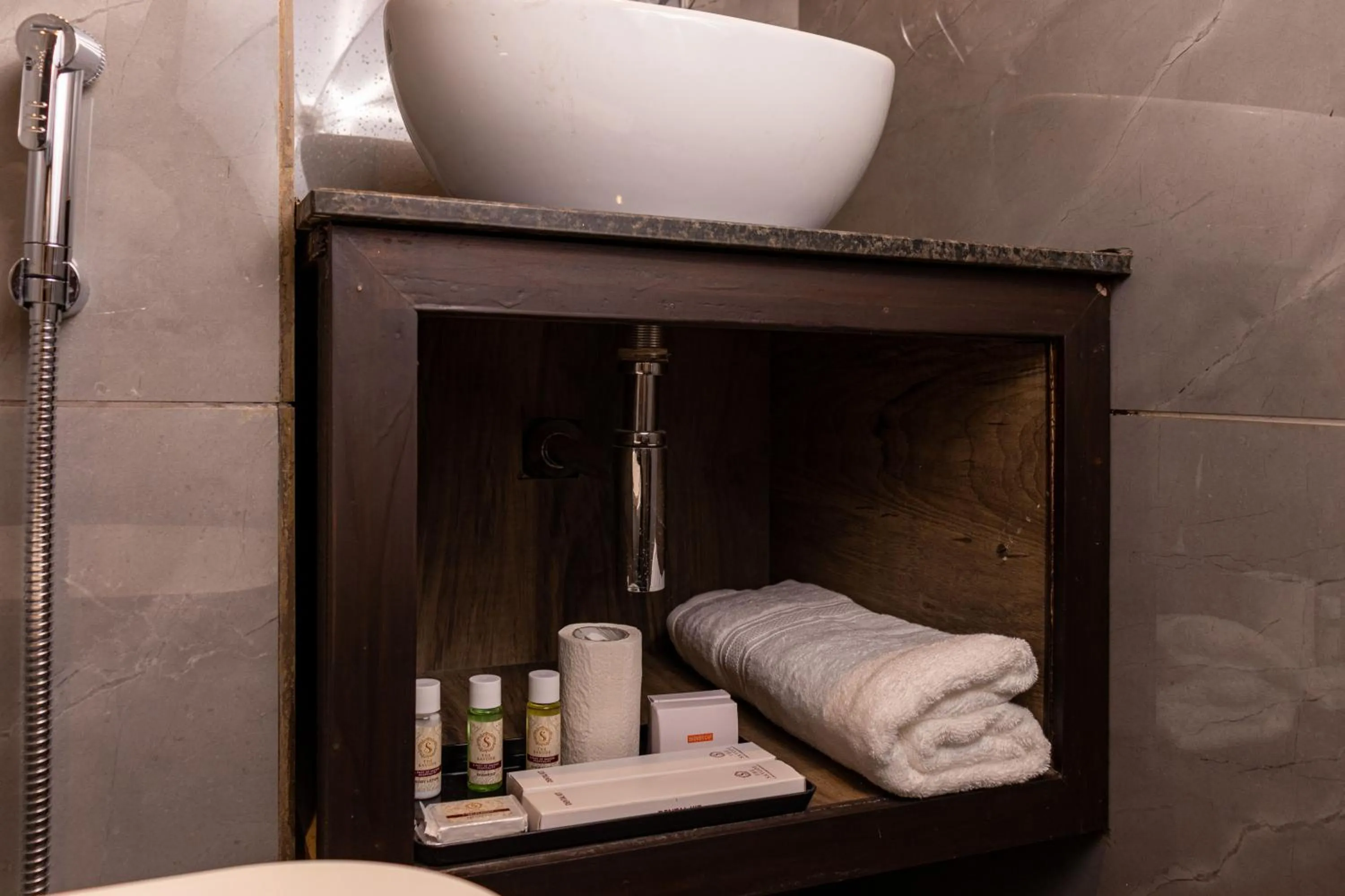 Bathroom in Hotel The Savode - Just 2 Mins From Golden Temple Amritsar