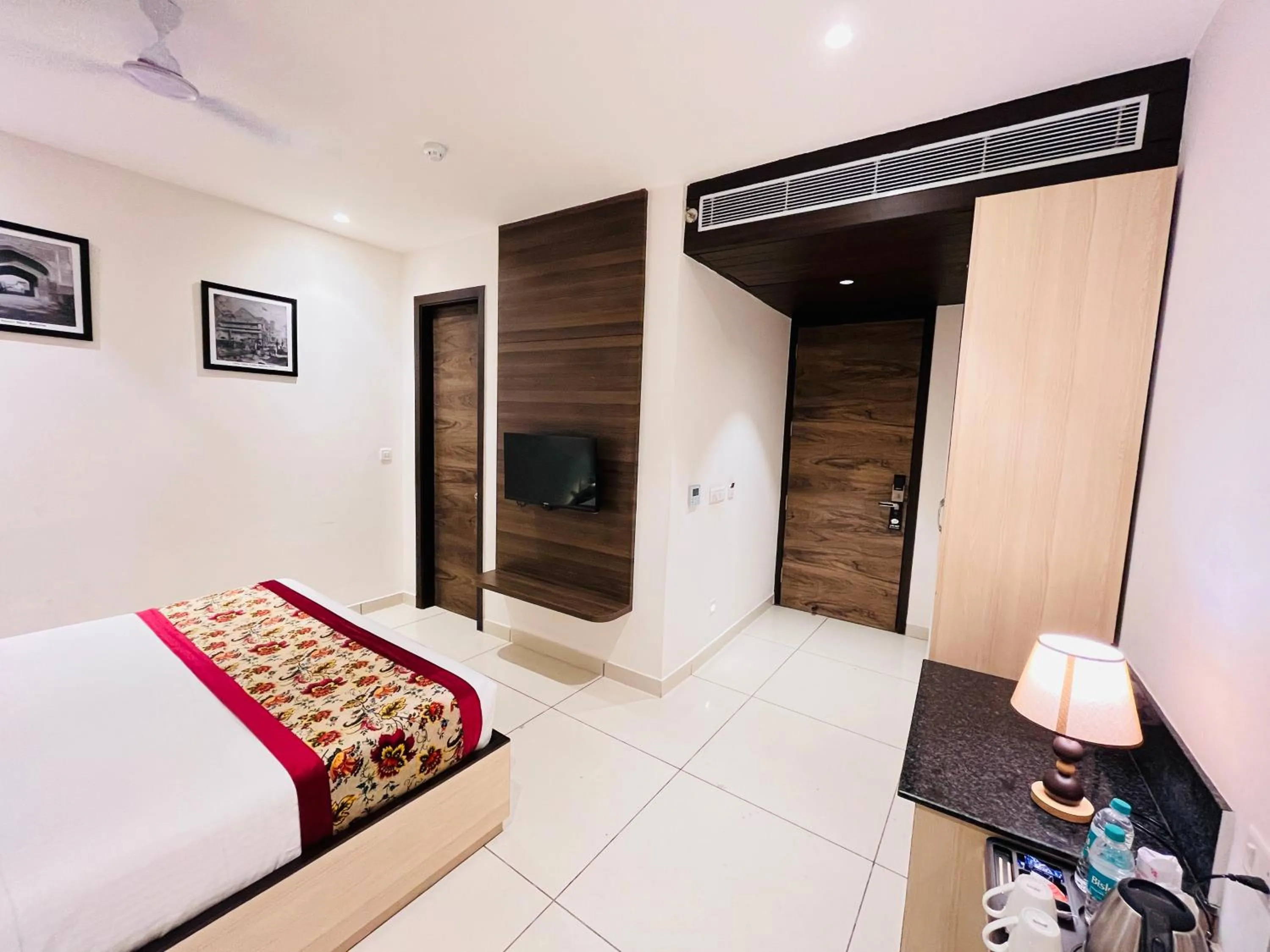 Bed in Hotel The Savode - Just 2 Mins From Golden Temple Amritsar