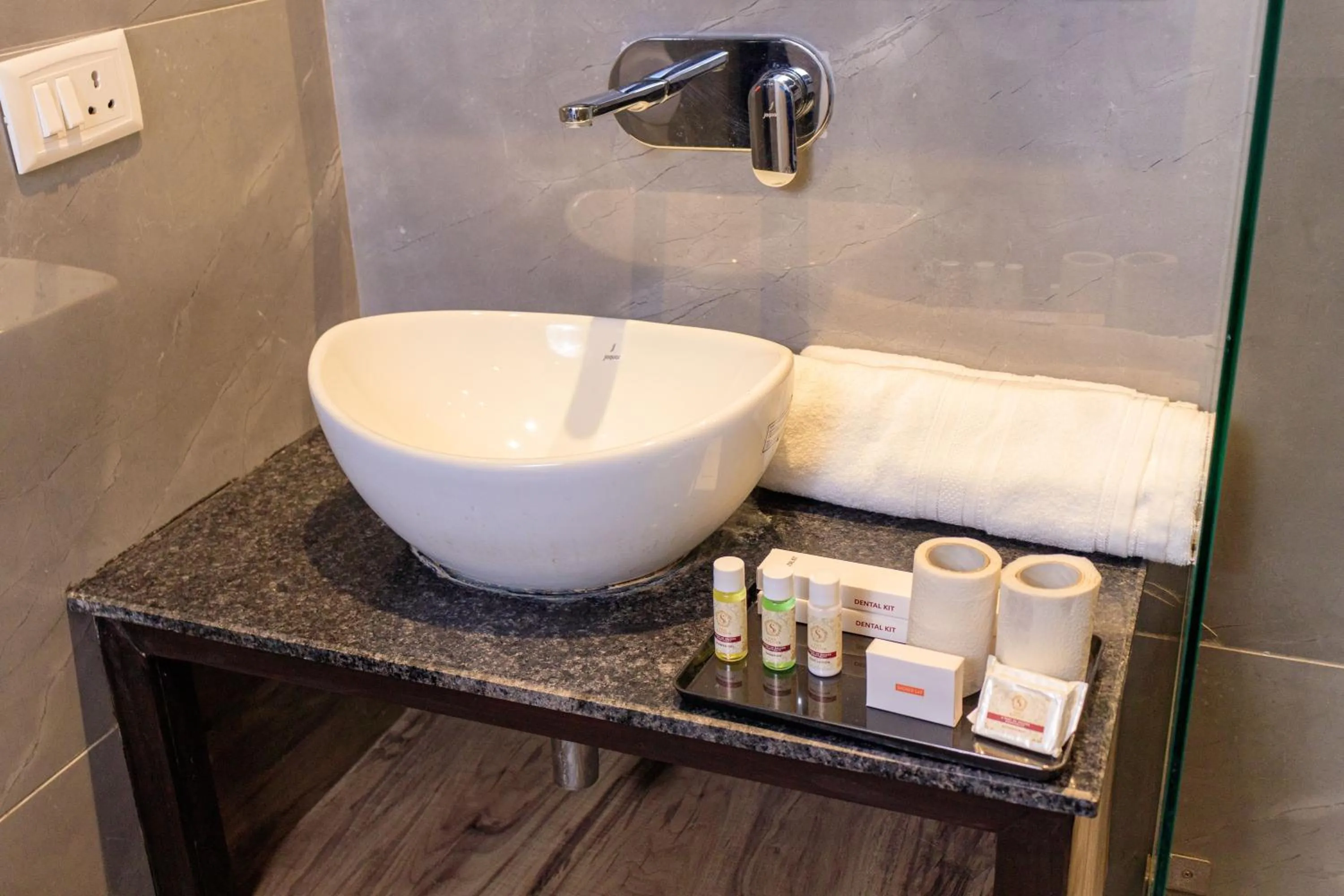 Bathroom in Hotel The Savode - Just 2 Mins From Golden Temple Amritsar