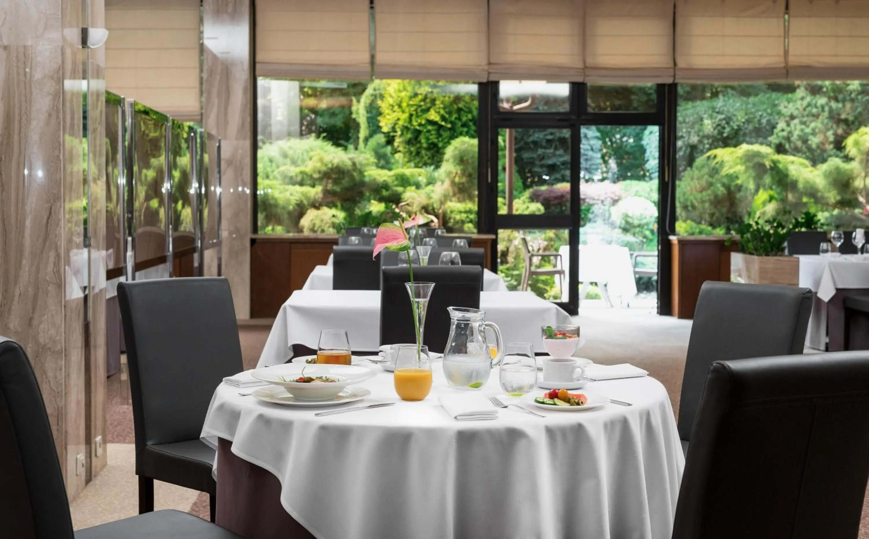 Restaurant/places to eat in Booking Hotel & Spa