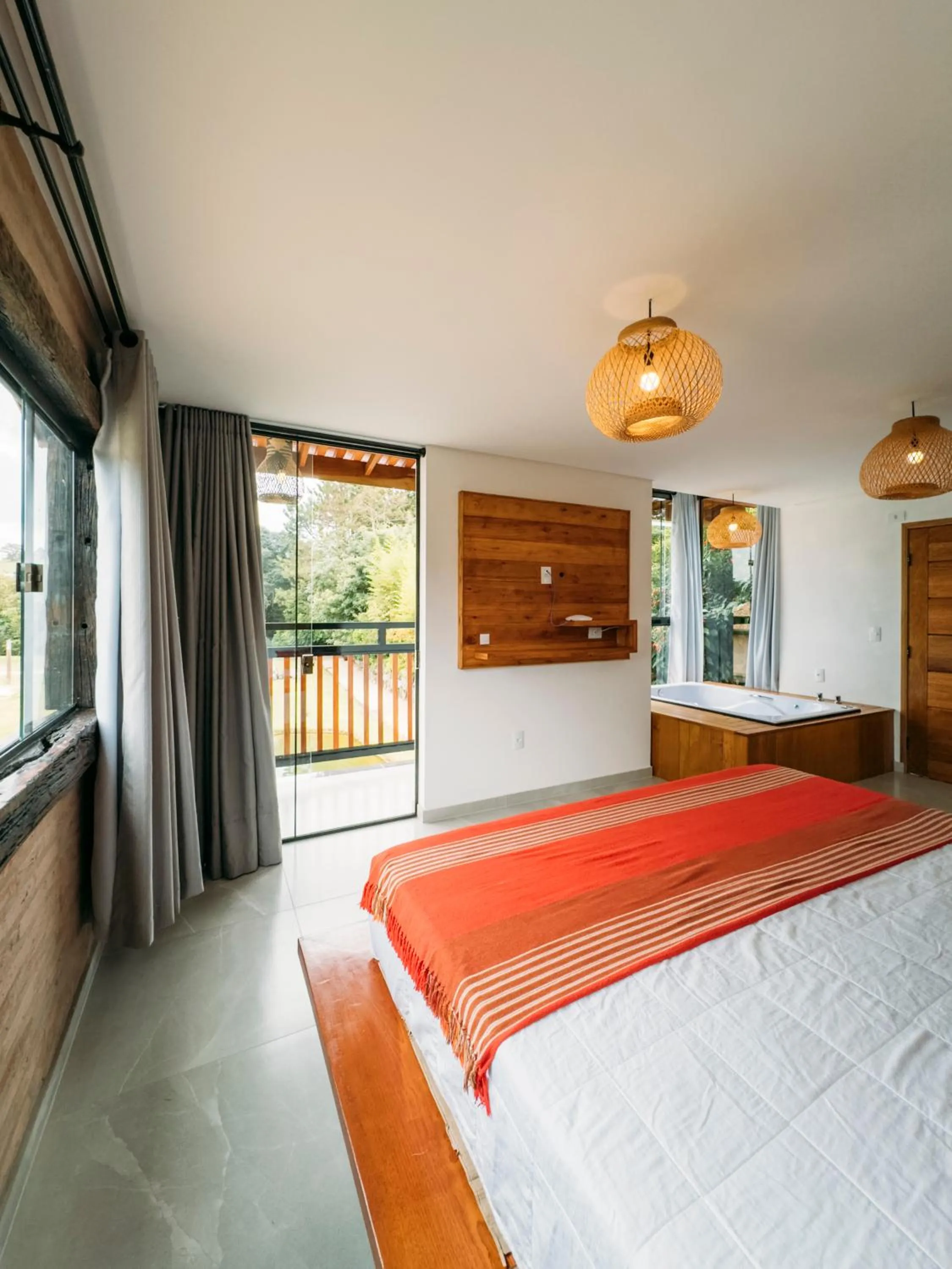 Hot Tub, Bed in Pousada Trem Chic