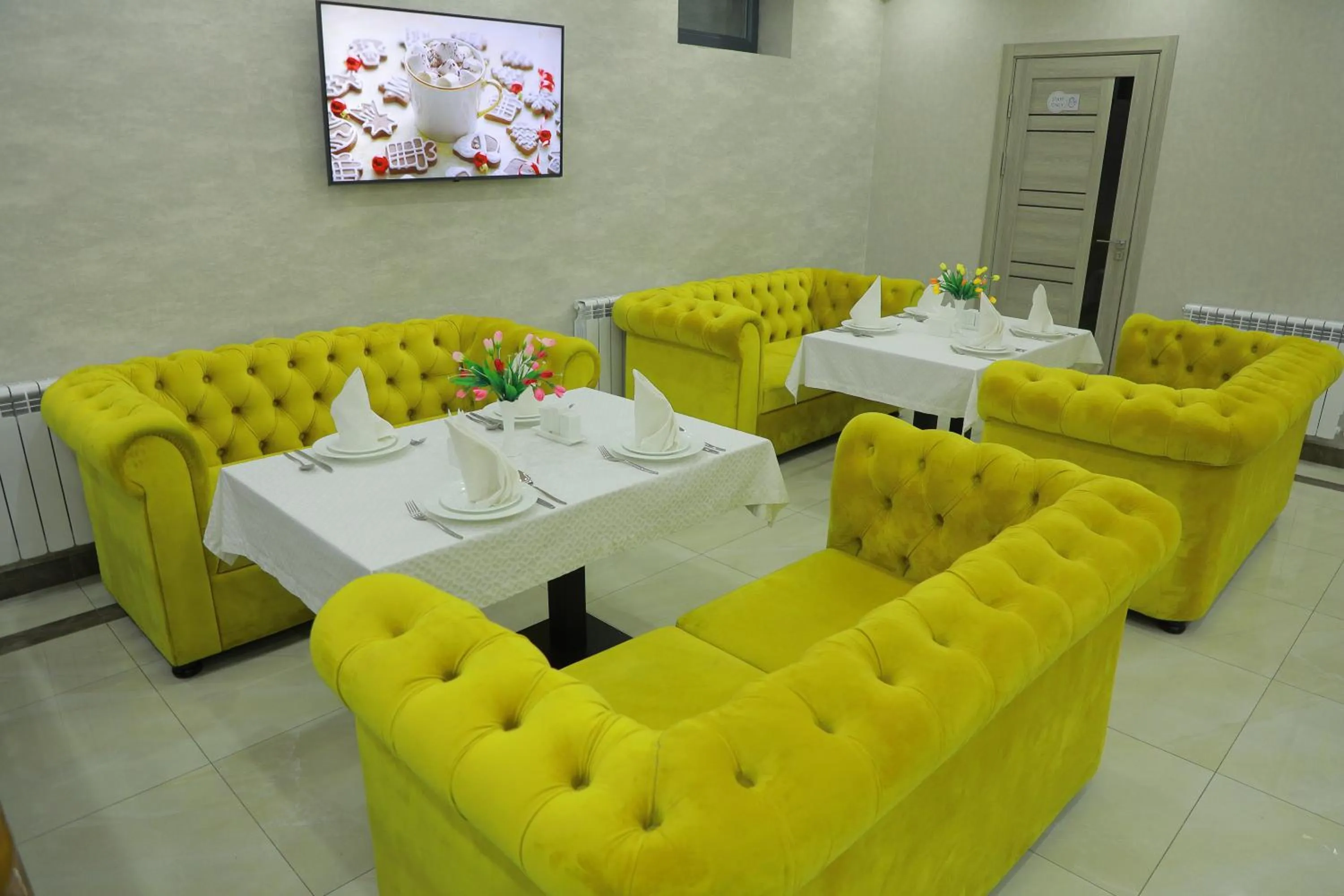 Restaurant/places to eat in Human Hotel