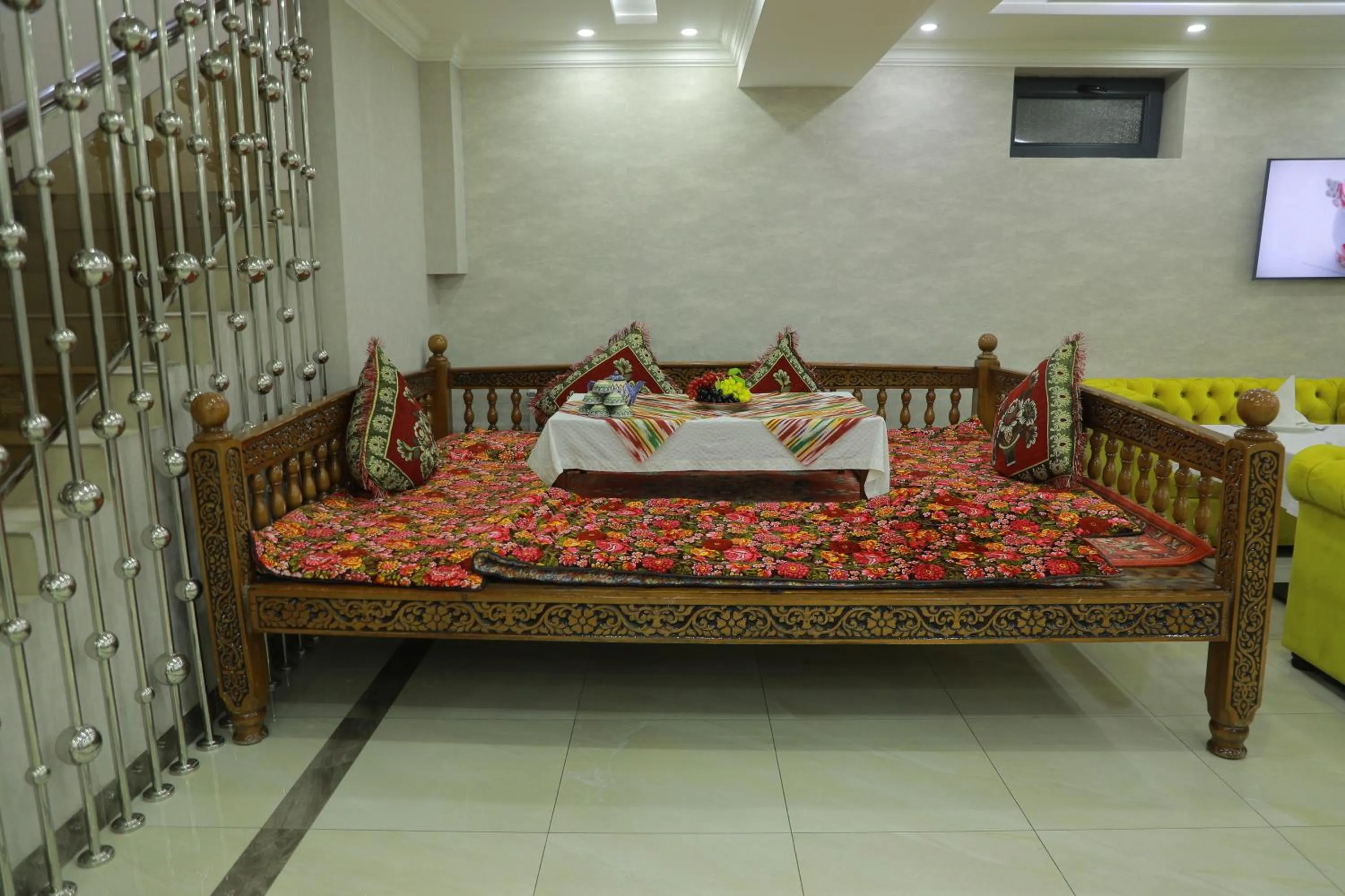 Restaurant/places to eat in Human Hotel