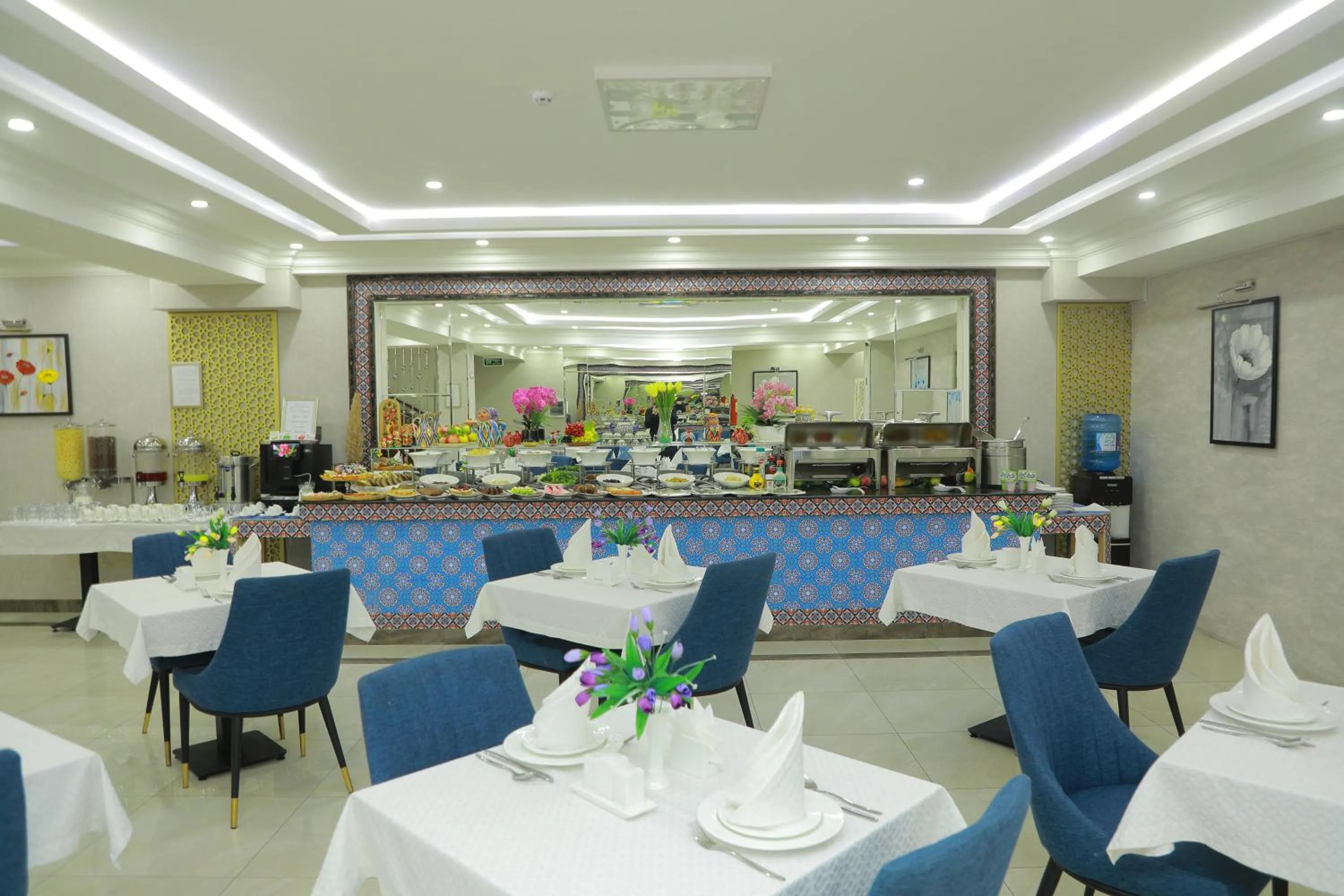 Restaurant/places to eat in Human Hotel