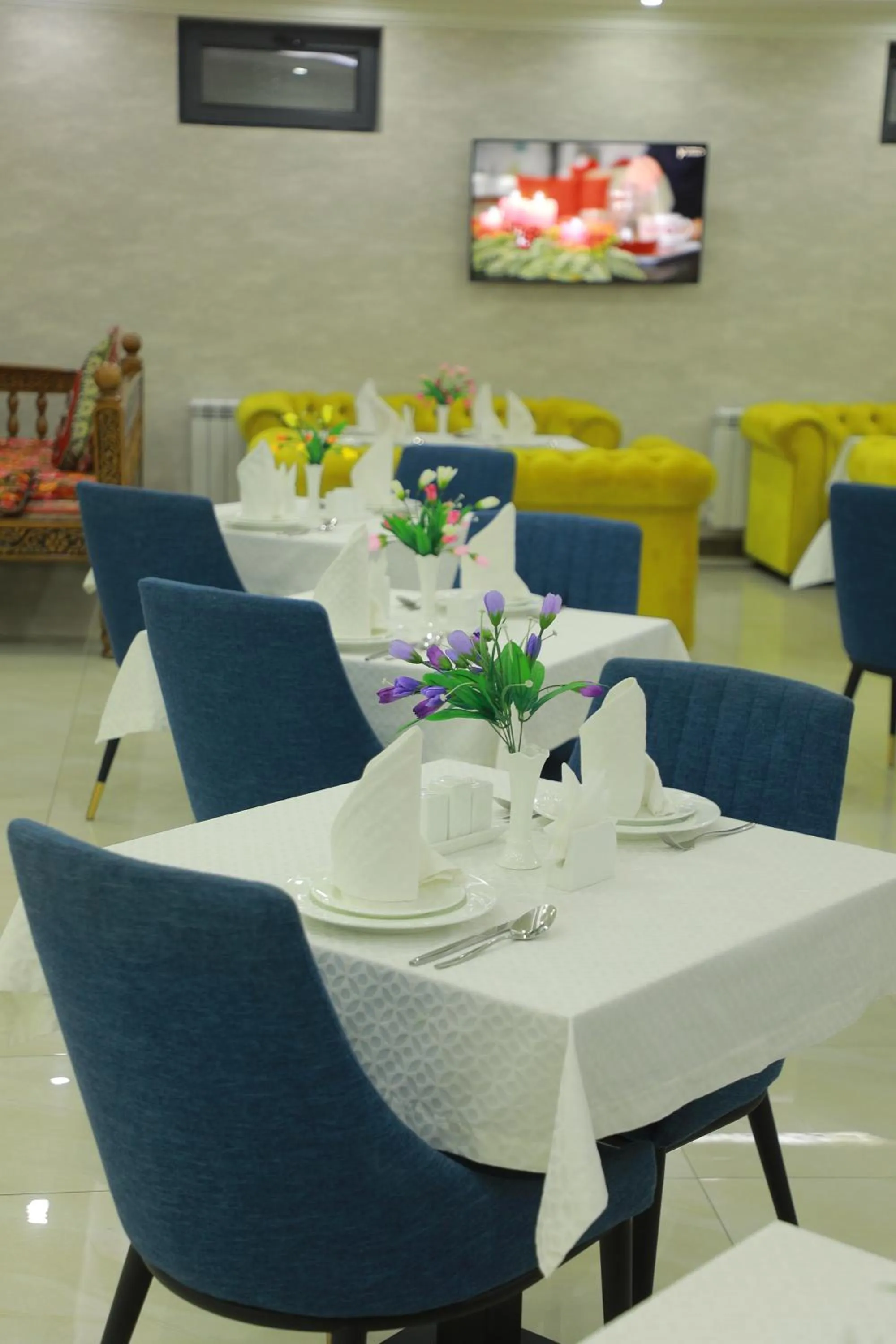 Restaurant/places to eat in Human Hotel