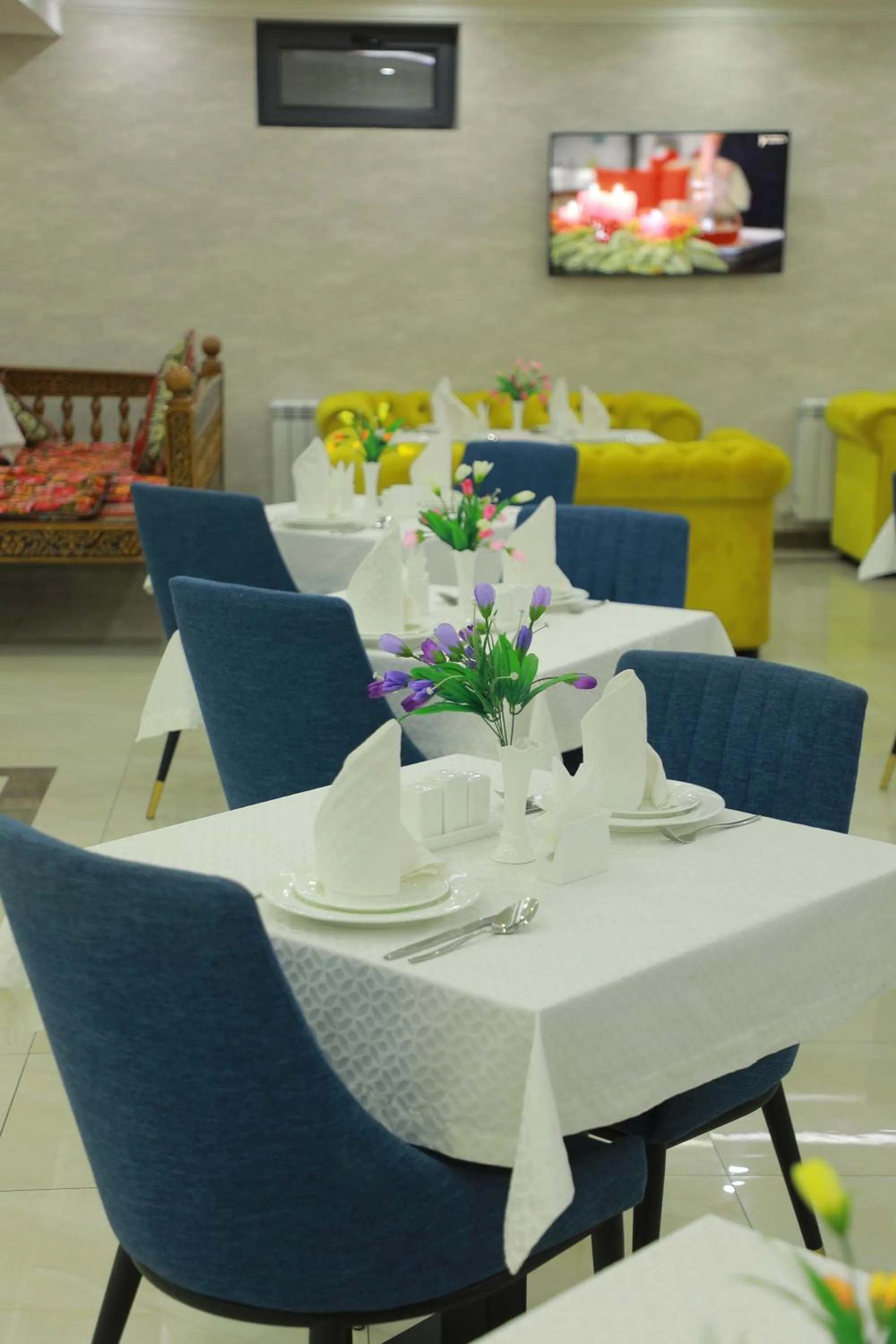 Restaurant/places to eat in Human Hotel