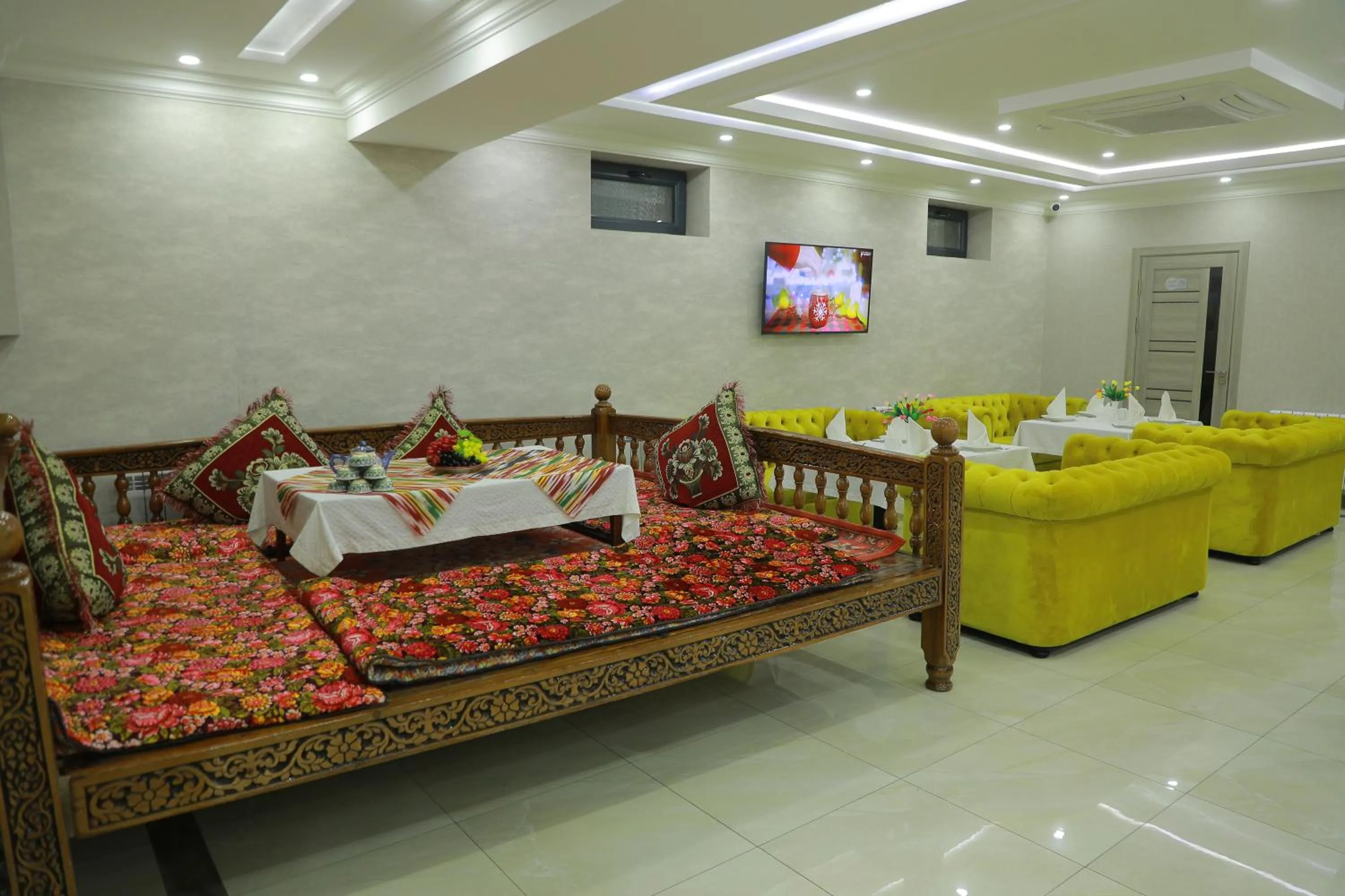 Restaurant/places to eat in Human Hotel