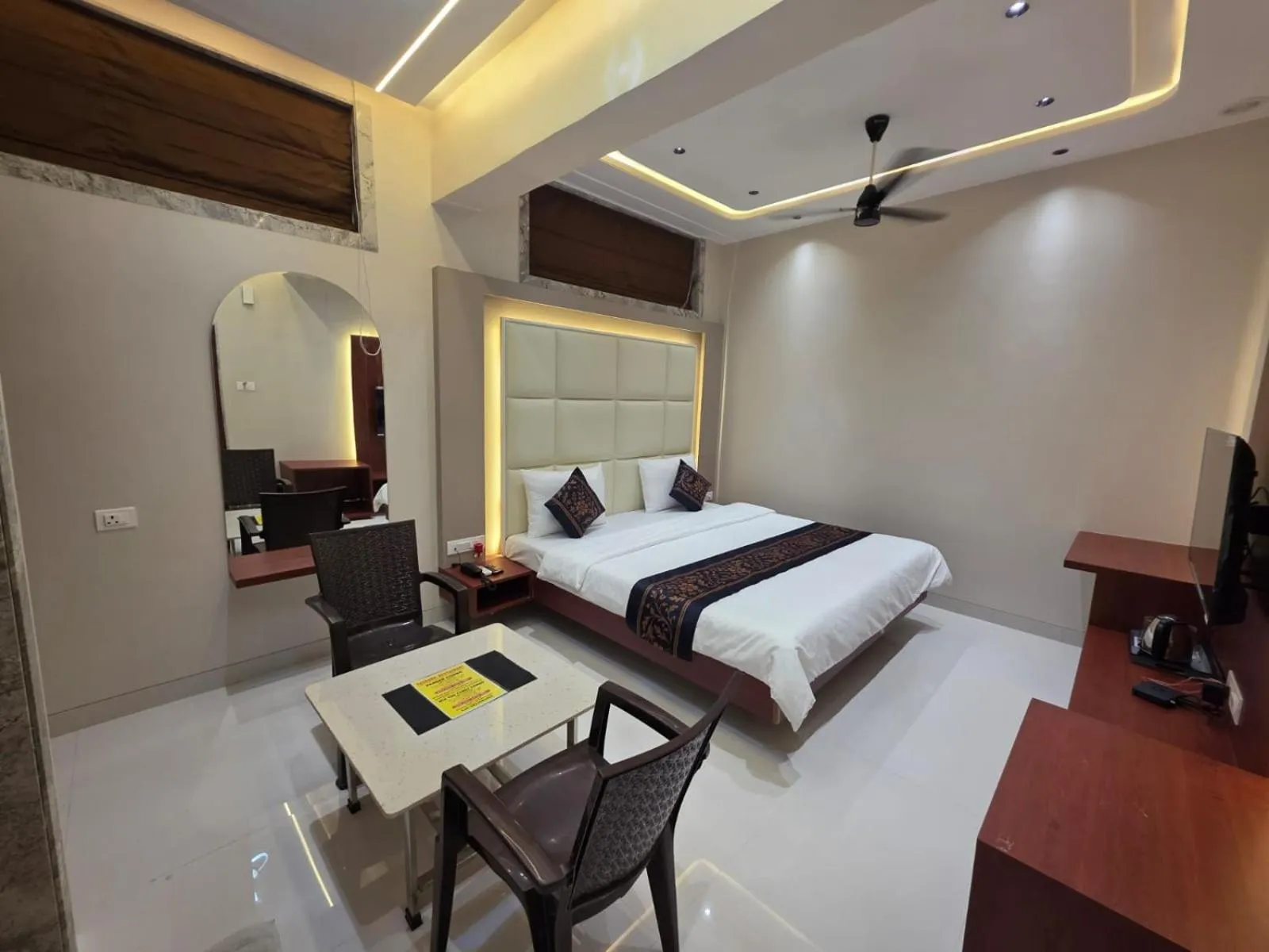 Bed in Hotel Modi Samrat