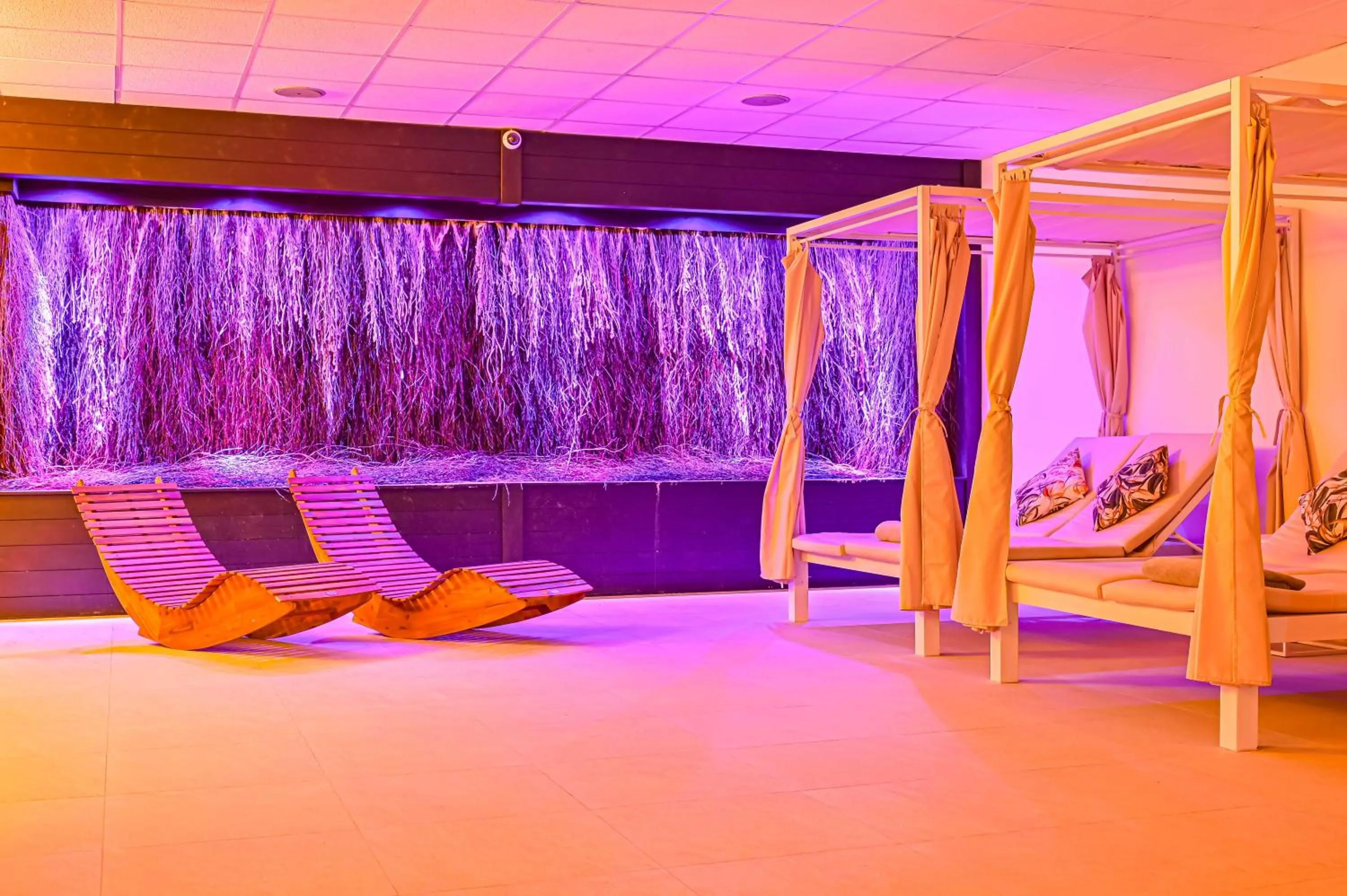 Swimming pool, Bed in Hotel SPA Faltom Gdynia Rumia