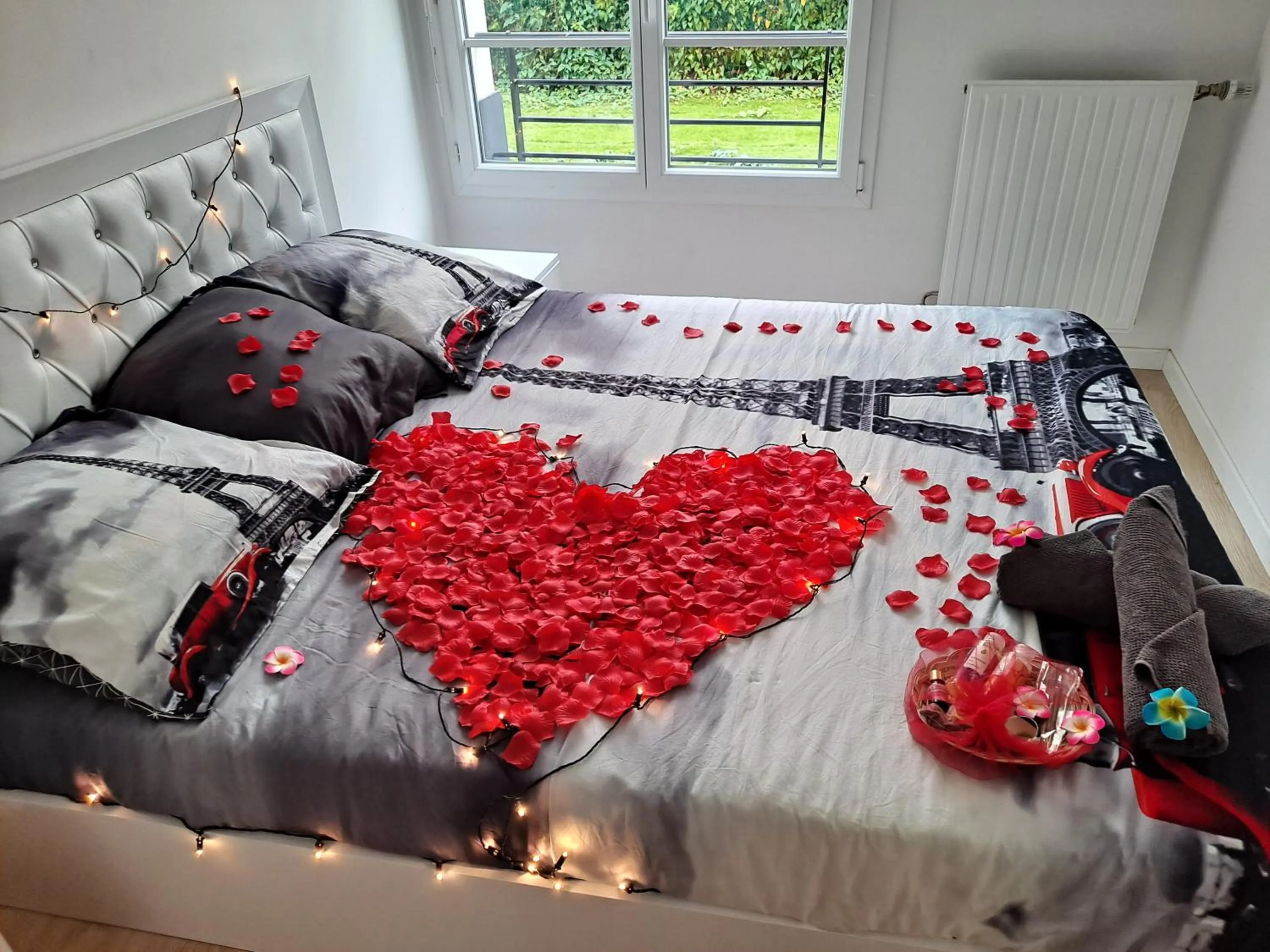 Bedroom, Bed in The Green Terrace Disneyland