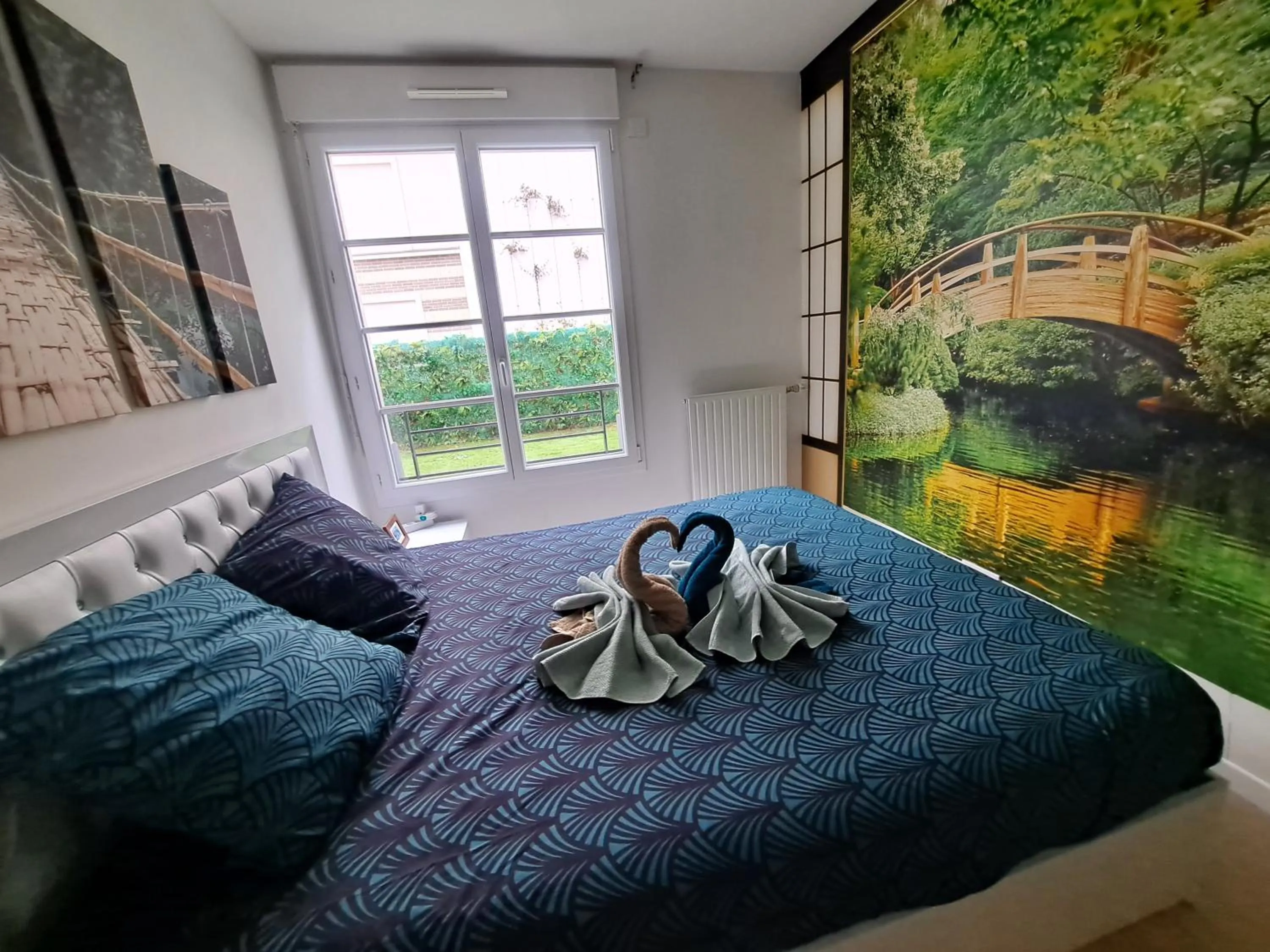 Bedroom, Bed in The Green Terrace Disneyland