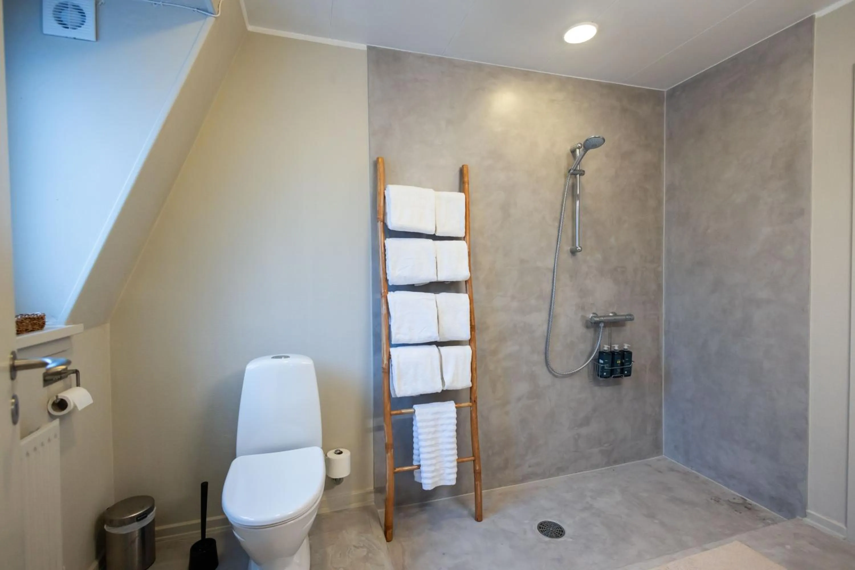 Shower in Hotel Maritime