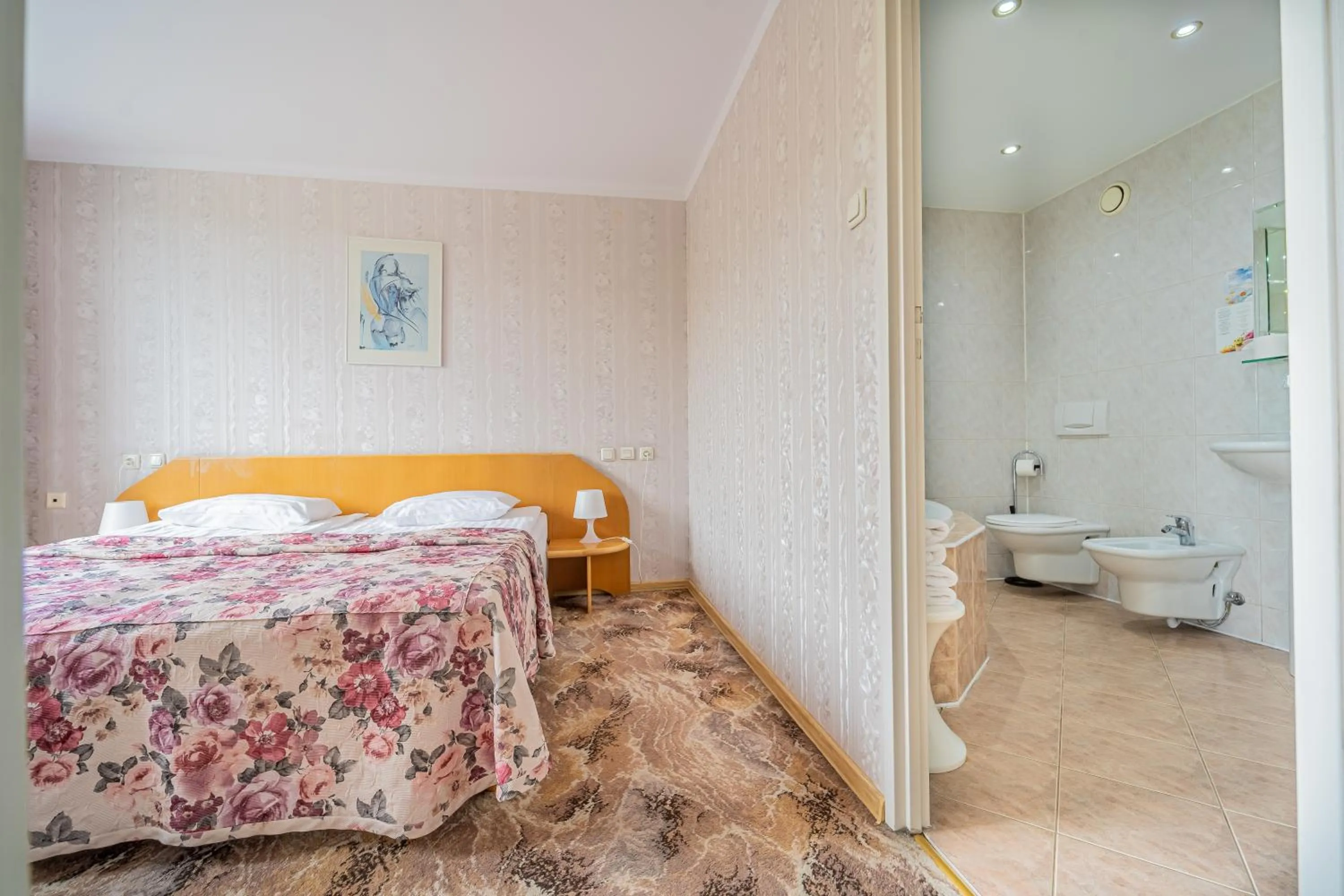 Shower, Bed in Hotel Mazowiecki Łódź