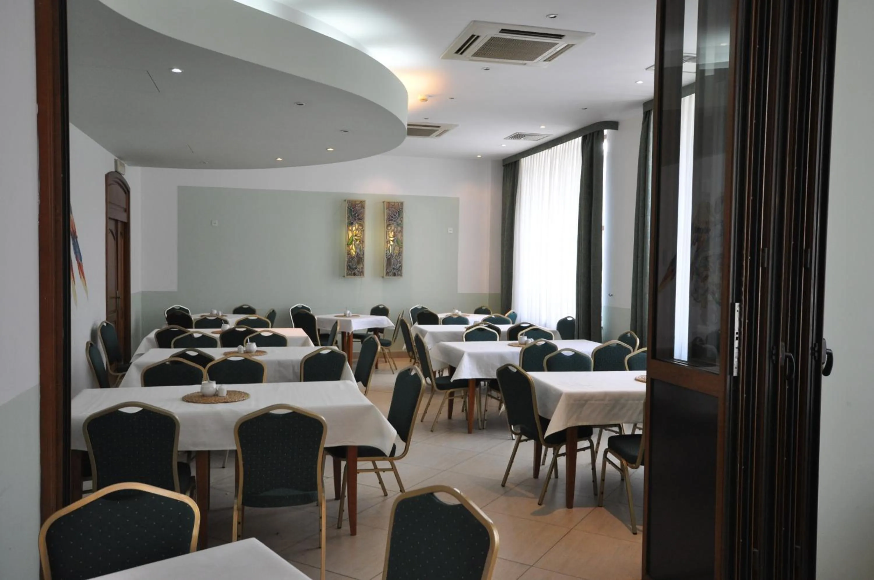 Restaurant/places to eat in Matejko Hotel