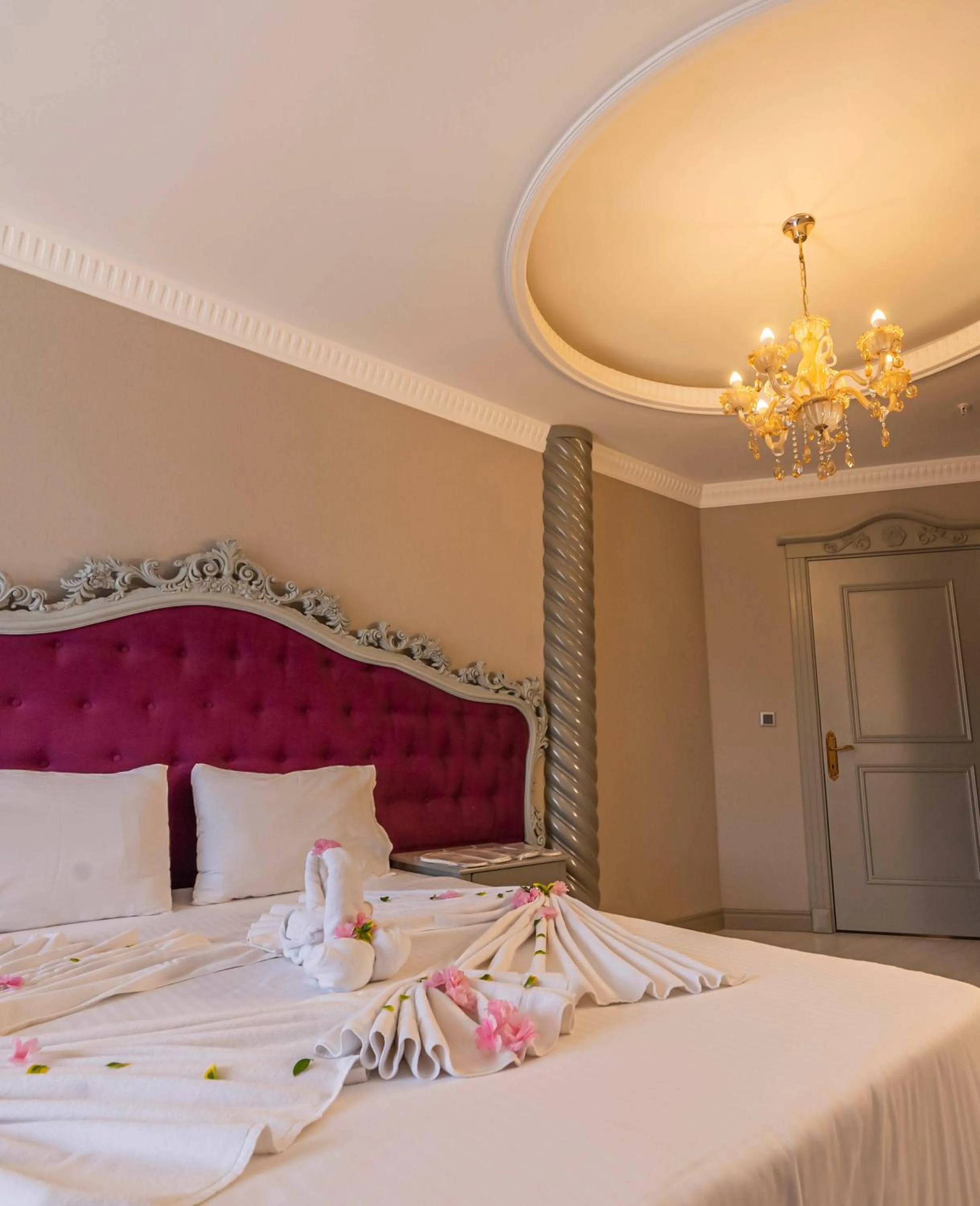 Bedroom, Bed in Sarot Thermal Palace Tatil Köyü - Halal Hotel