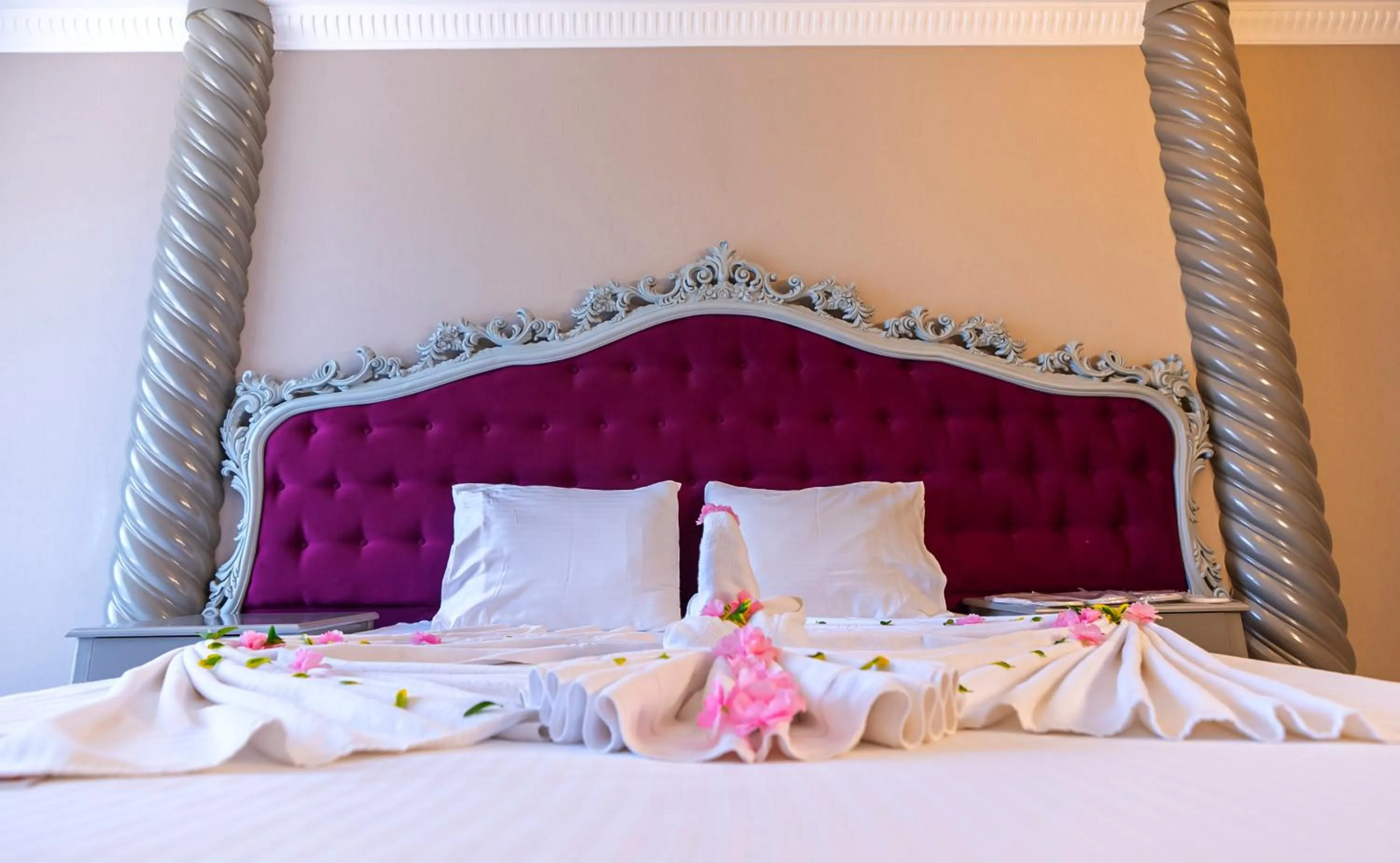 Bed in Sarot Thermal Palace Tatil Köyü - Halal Hotel