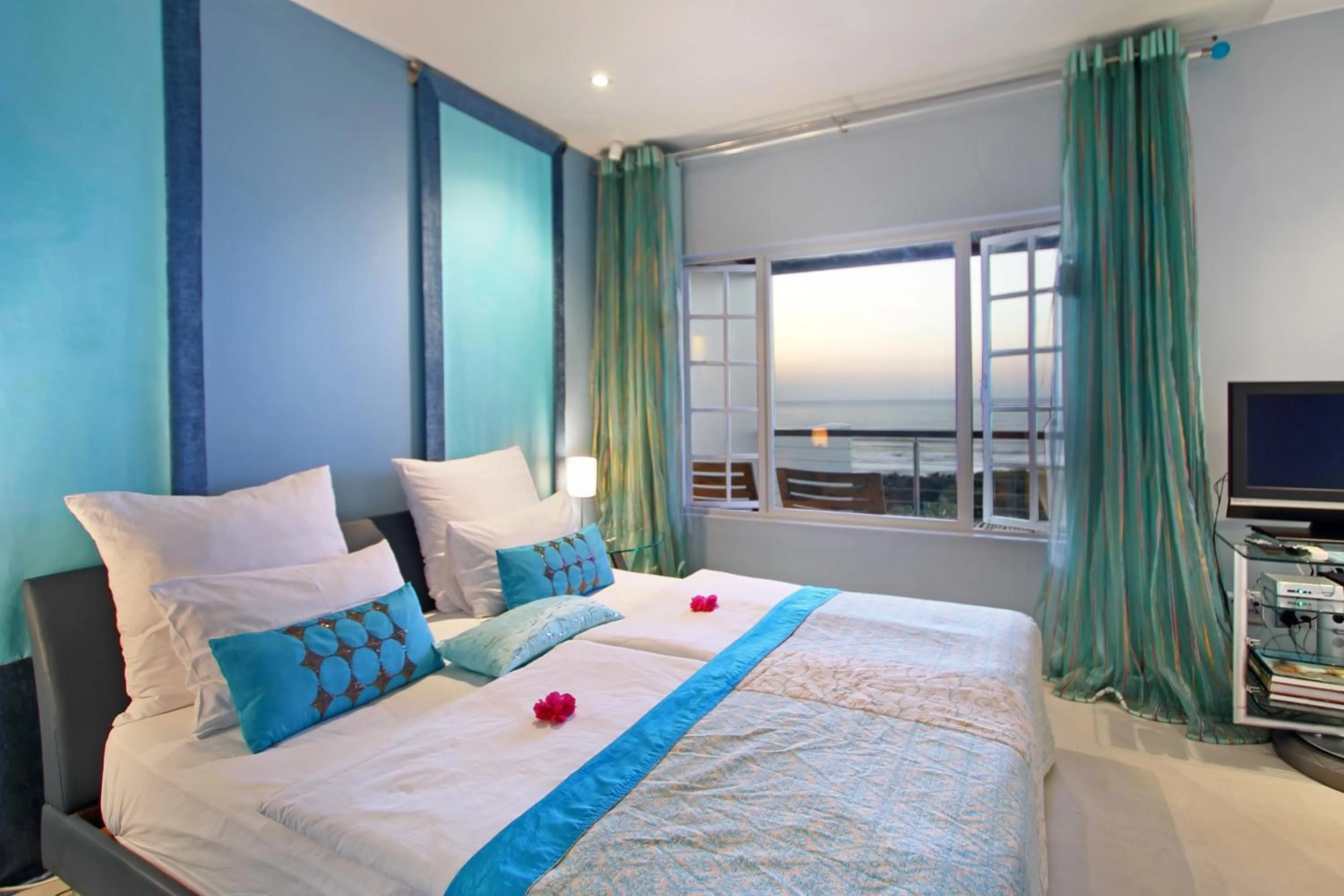 Bed in Days At Sea Beach Lodge