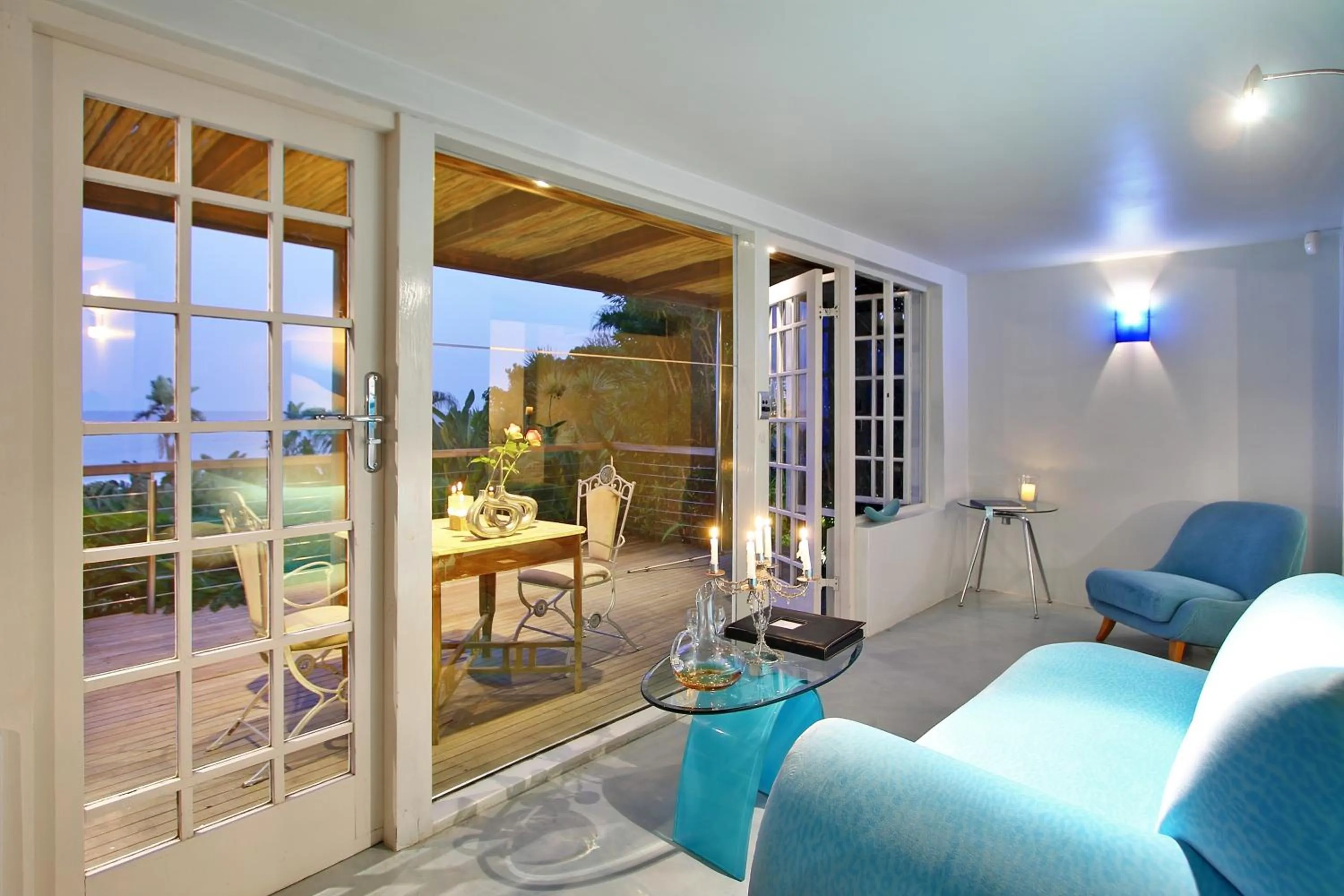 Seating area in Days At Sea Beach Lodge