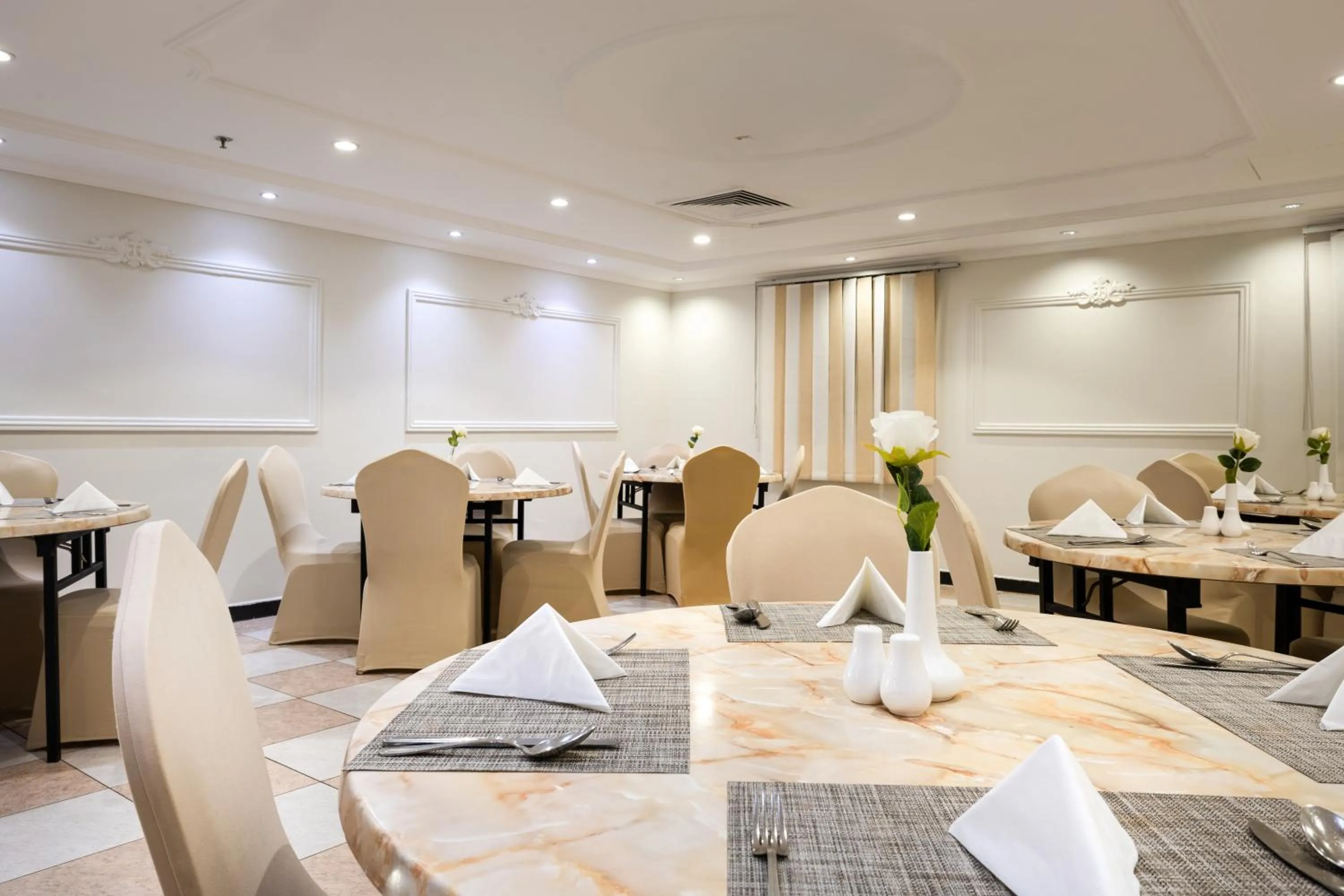 Restaurant/places to eat in Emaar Al Manar