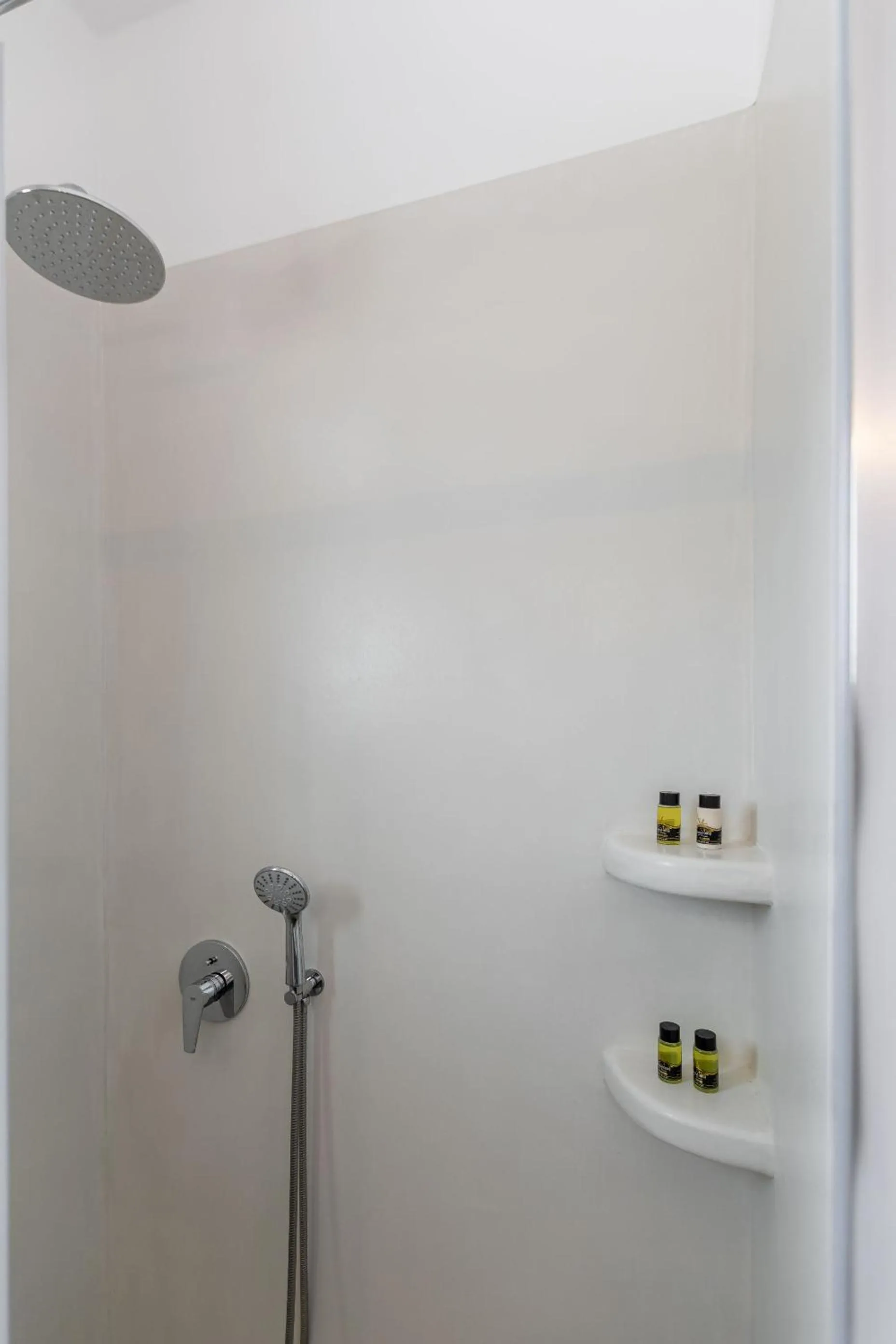 Shower in Naxian Air