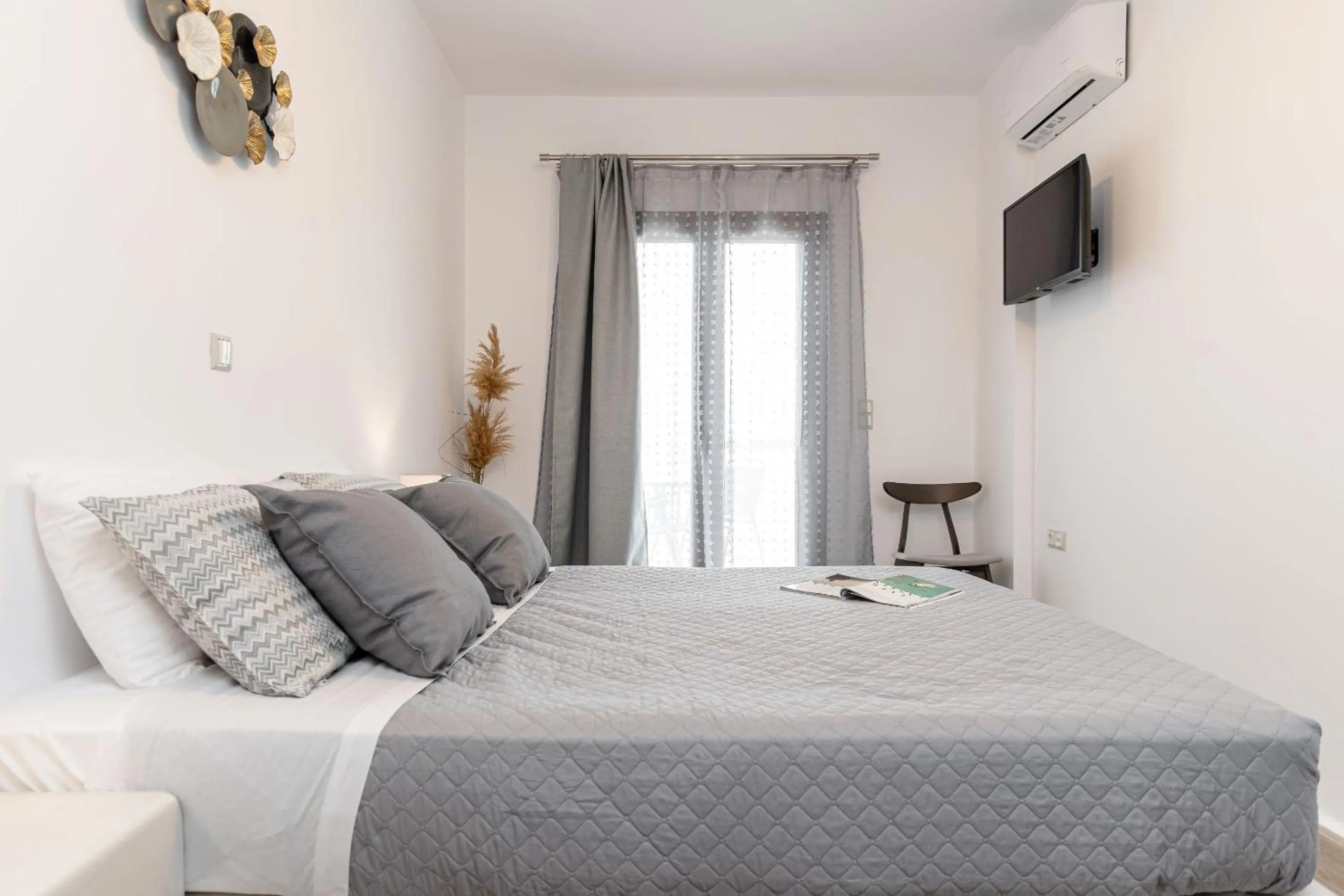 Communal lounge/ TV room in Naxian Air