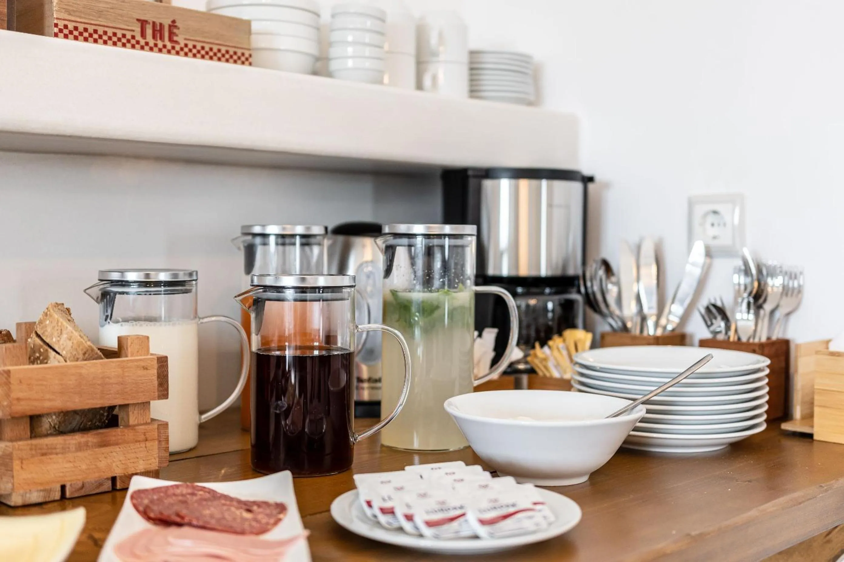 Coffee/tea facilities in Naxian Air