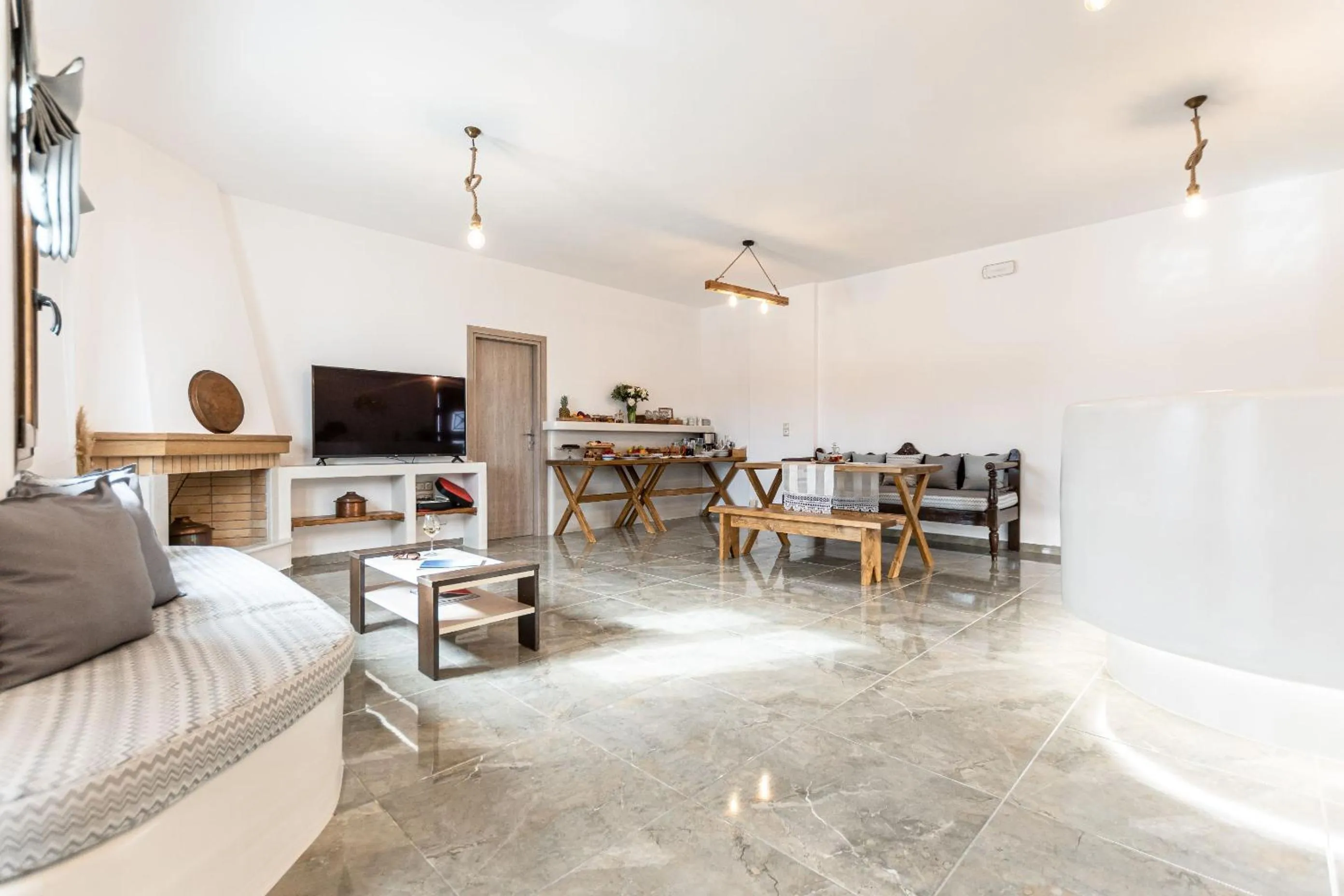 Communal lounge/ TV room in Naxian Air