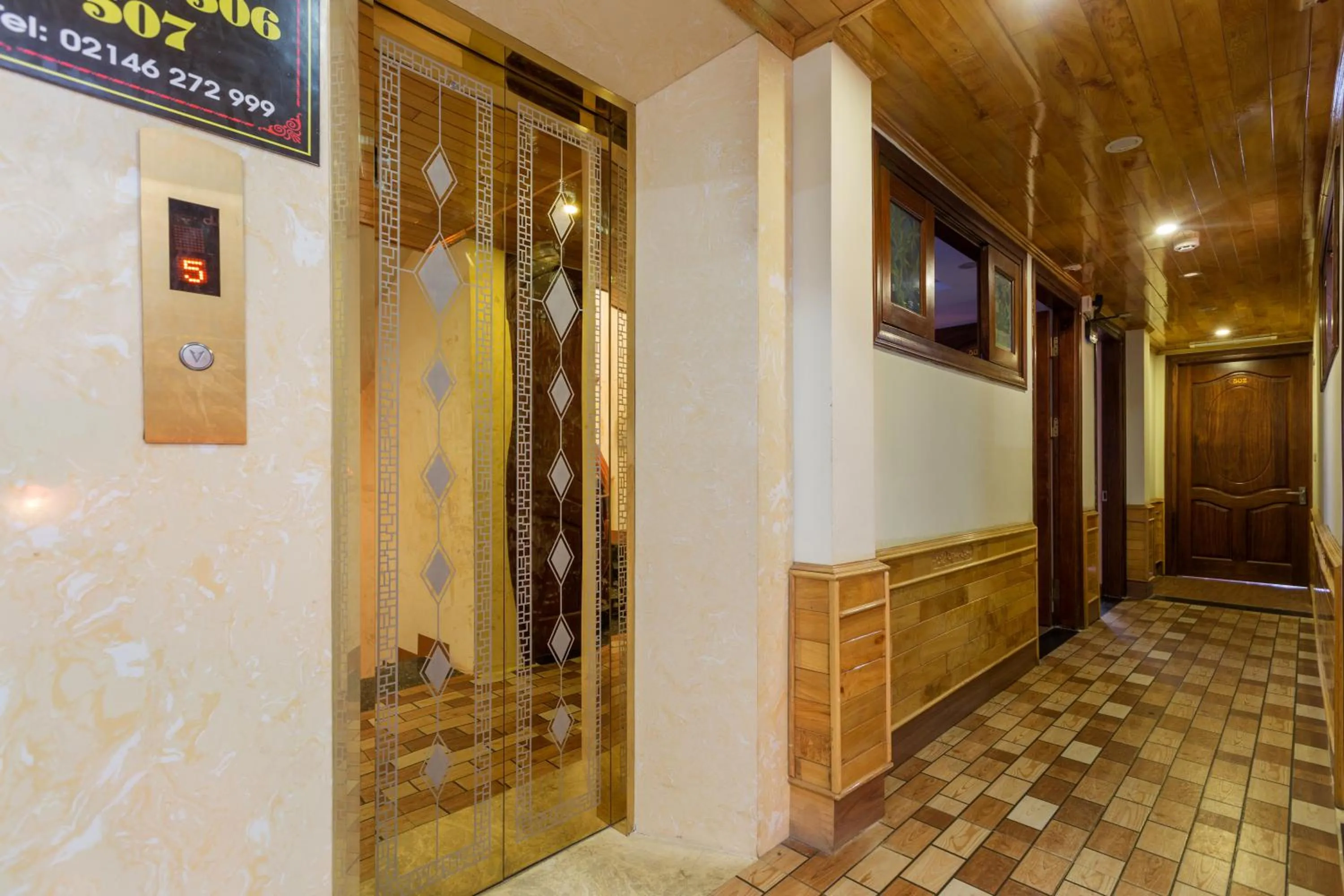 elevator in London Sa Pa Hotel