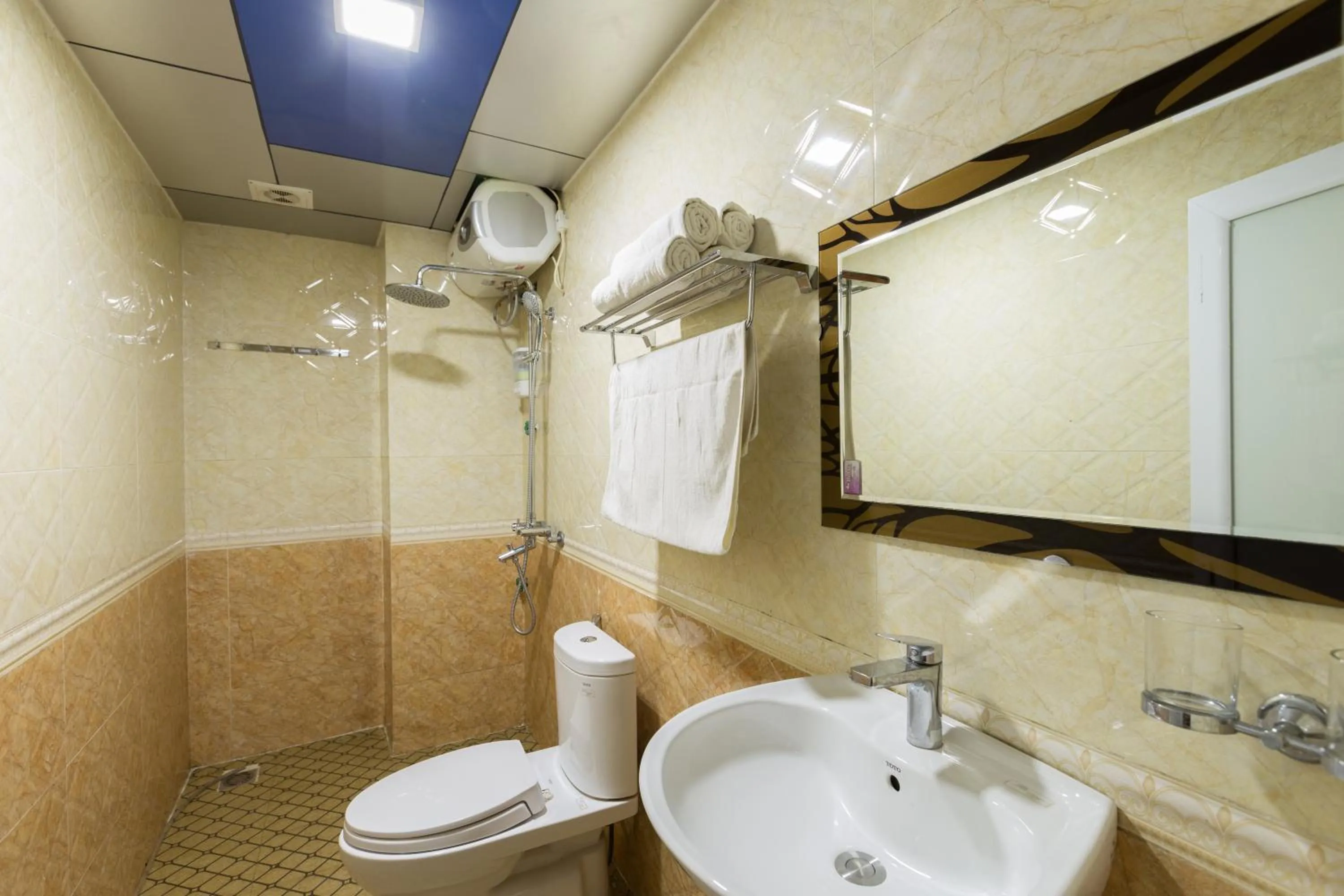 Toilet in London Sa Pa Hotel