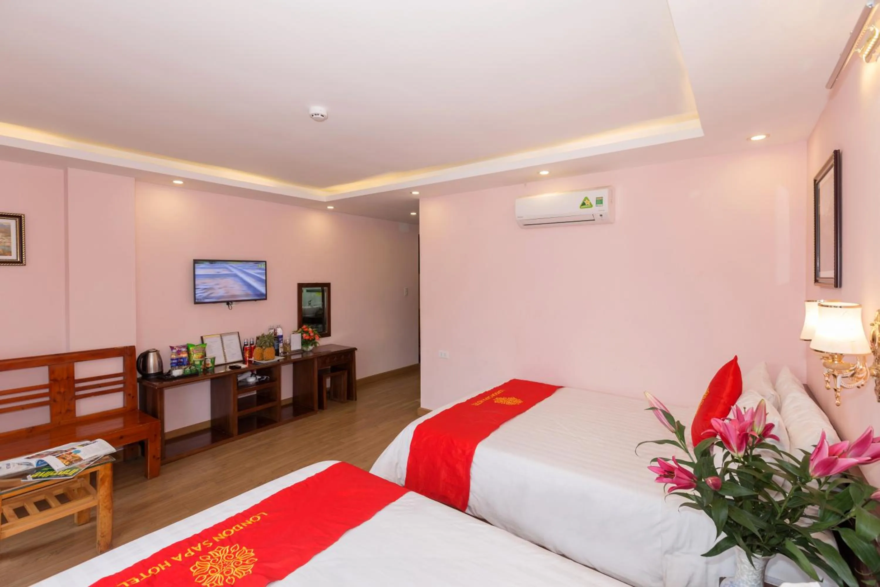 Photo of the whole room, Bed in London Sa Pa Hotel