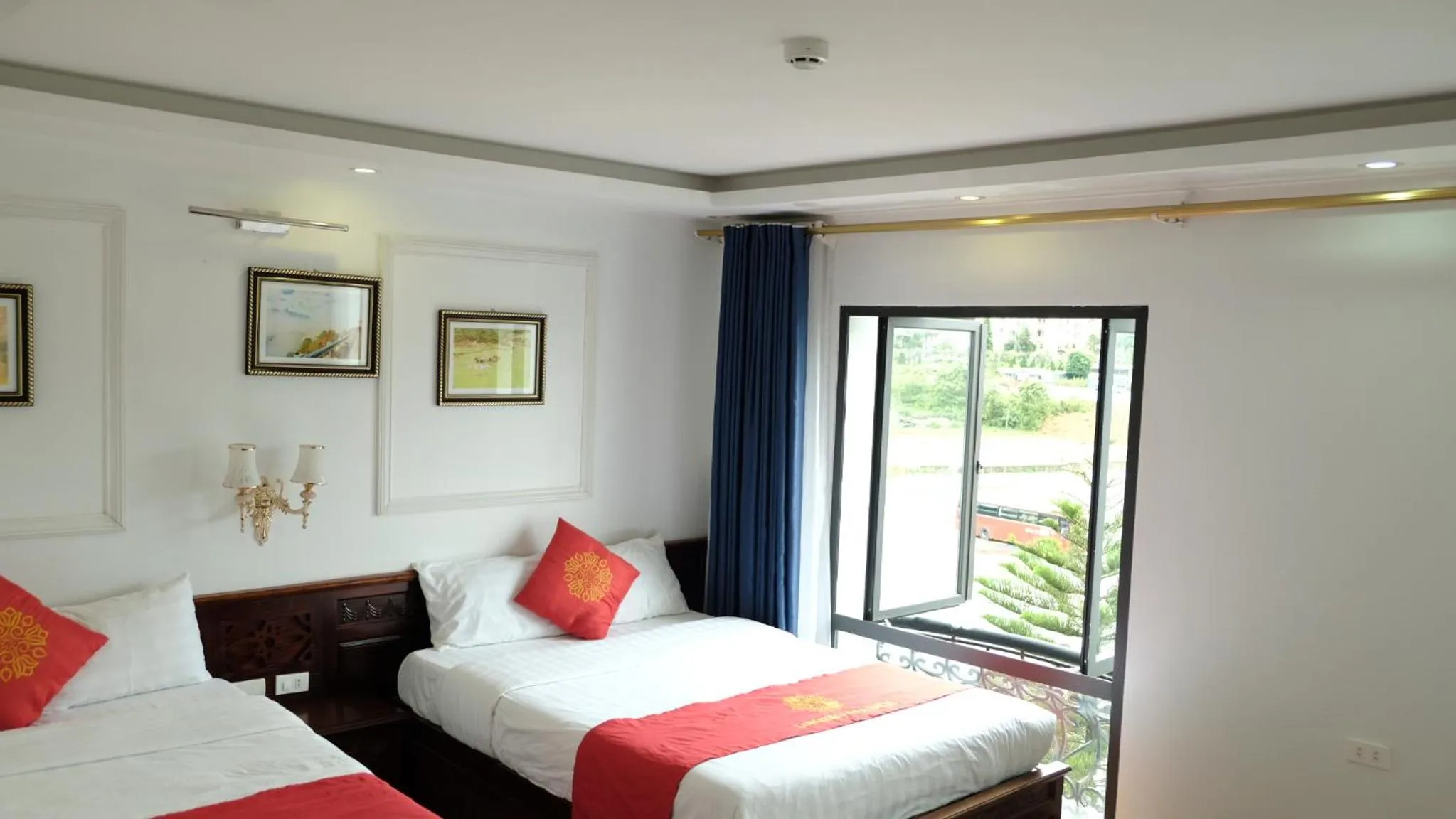 Photo of the whole room, Bed in London Sa Pa Hotel