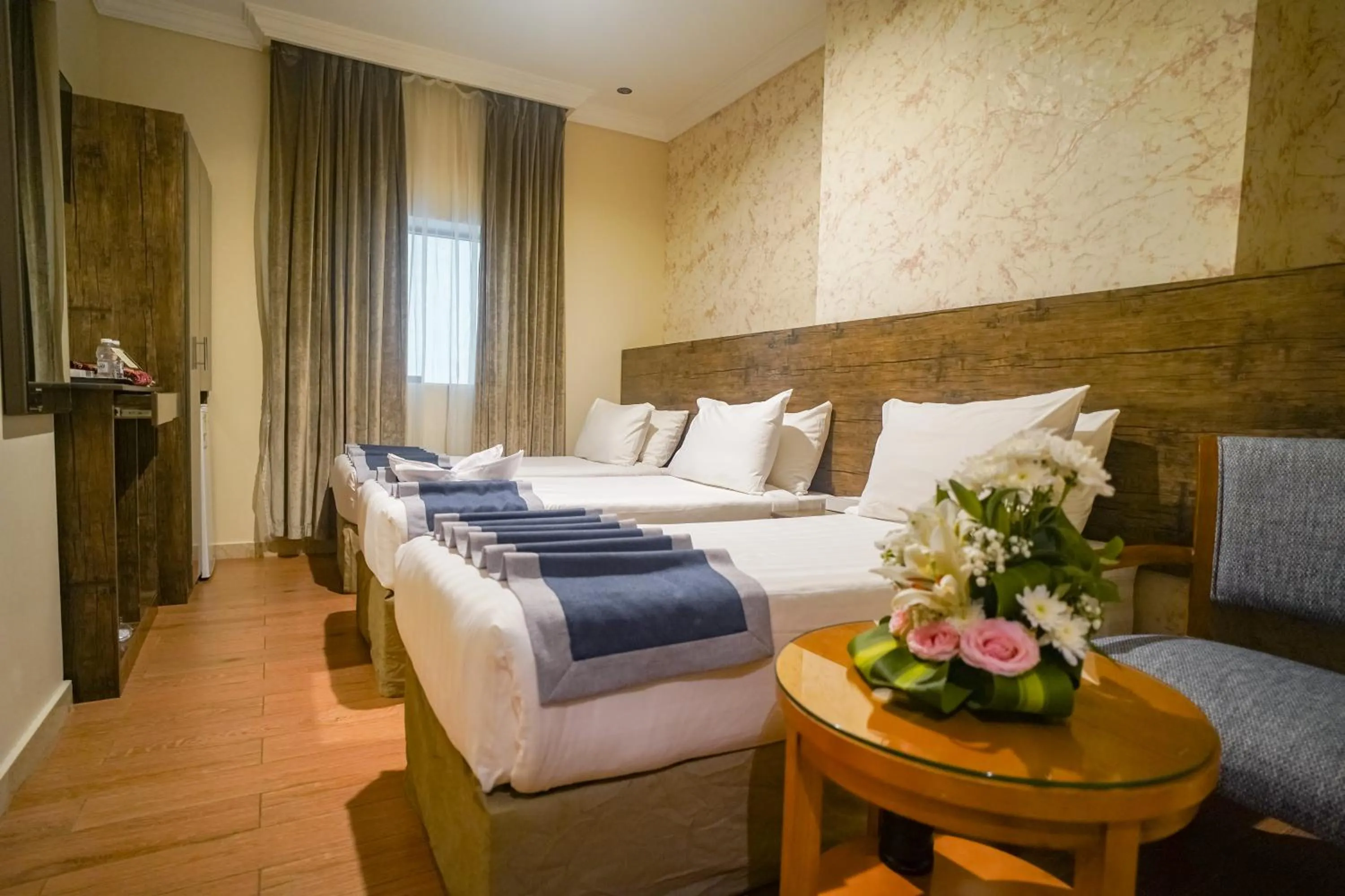 Photo of the whole room, Bed in Emaar Al Khalil