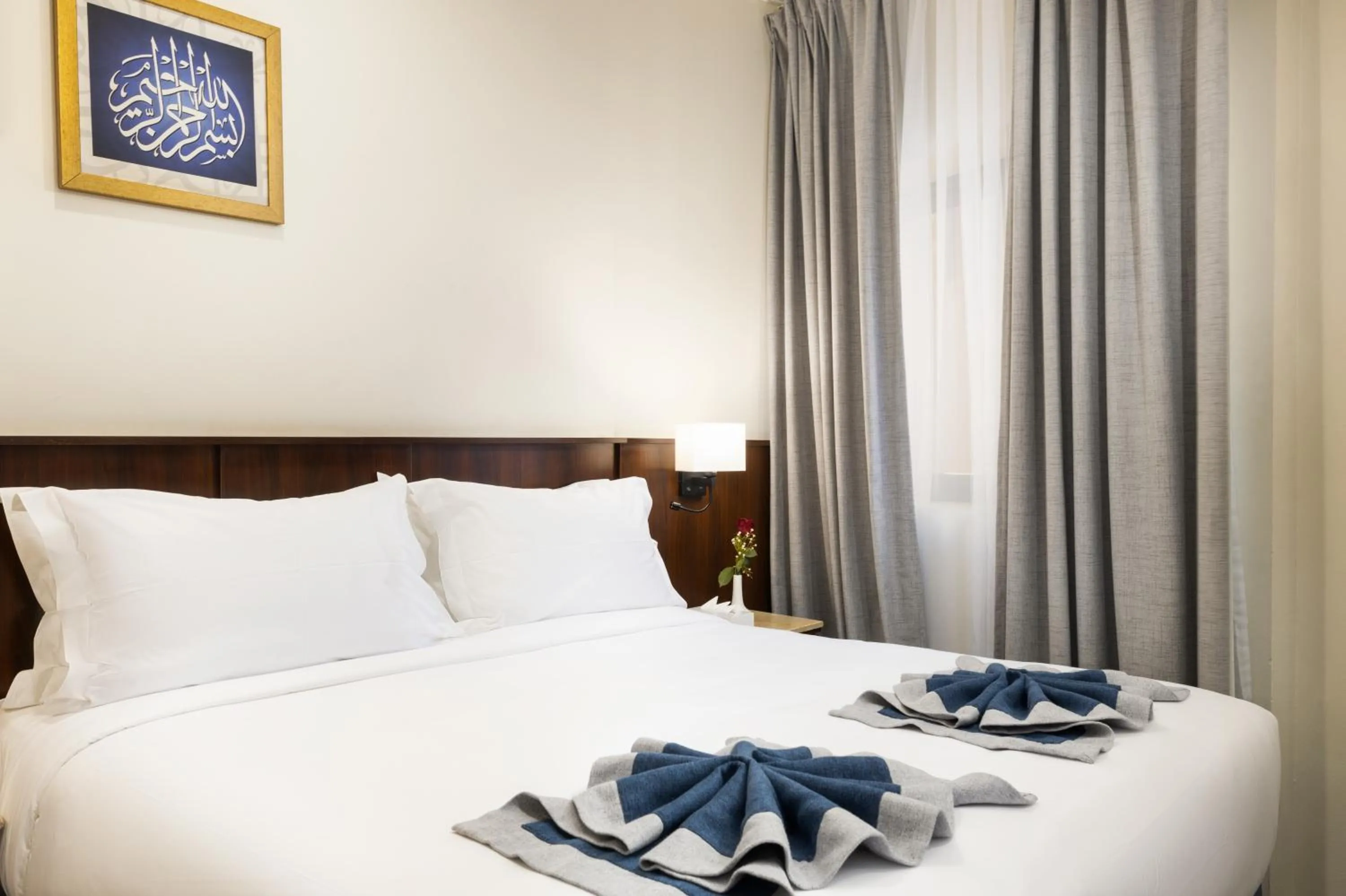 Photo of the whole room, Bed in Emaar Al Khalil