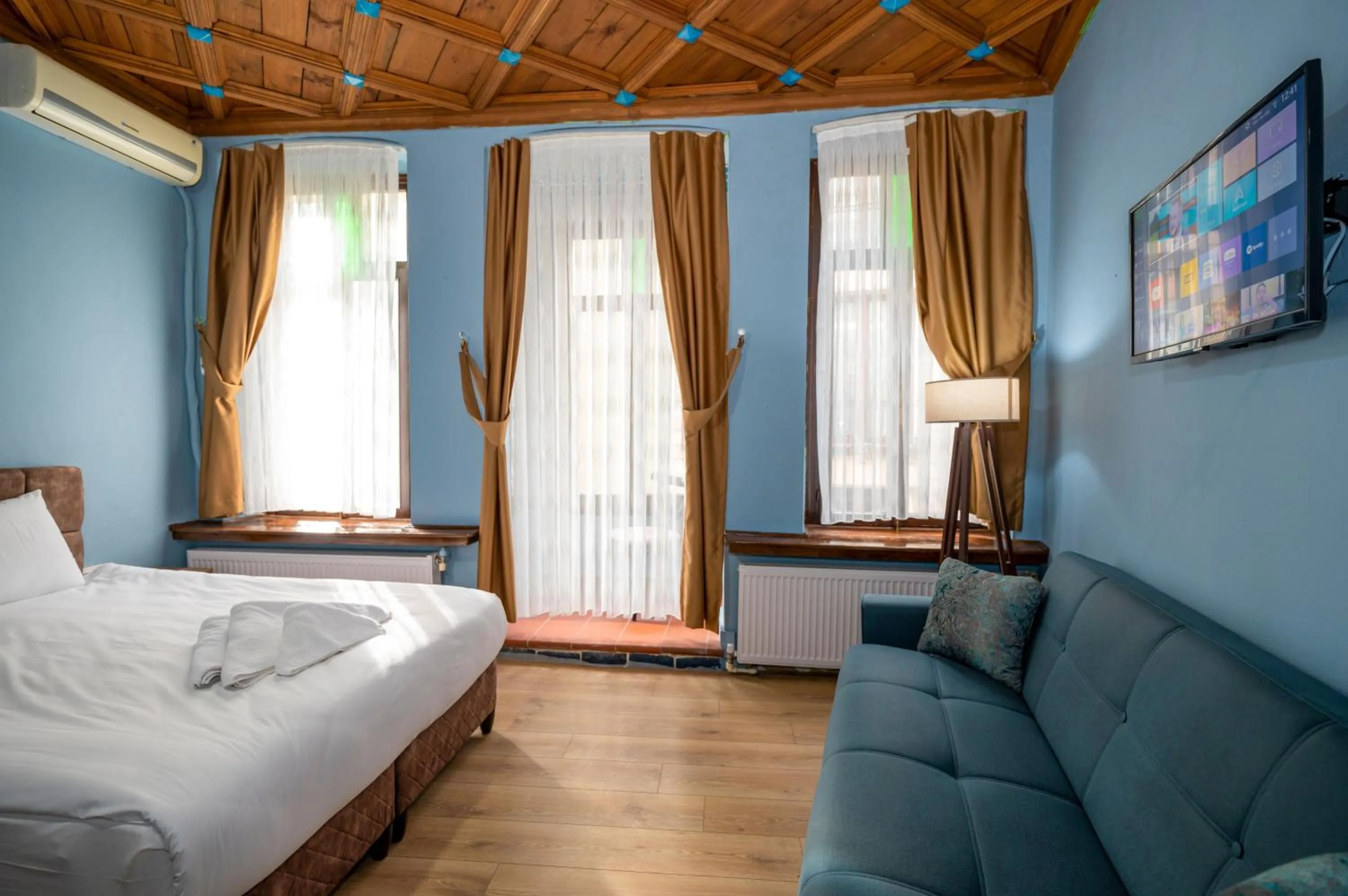 Bed in Taksim Antique Hotel