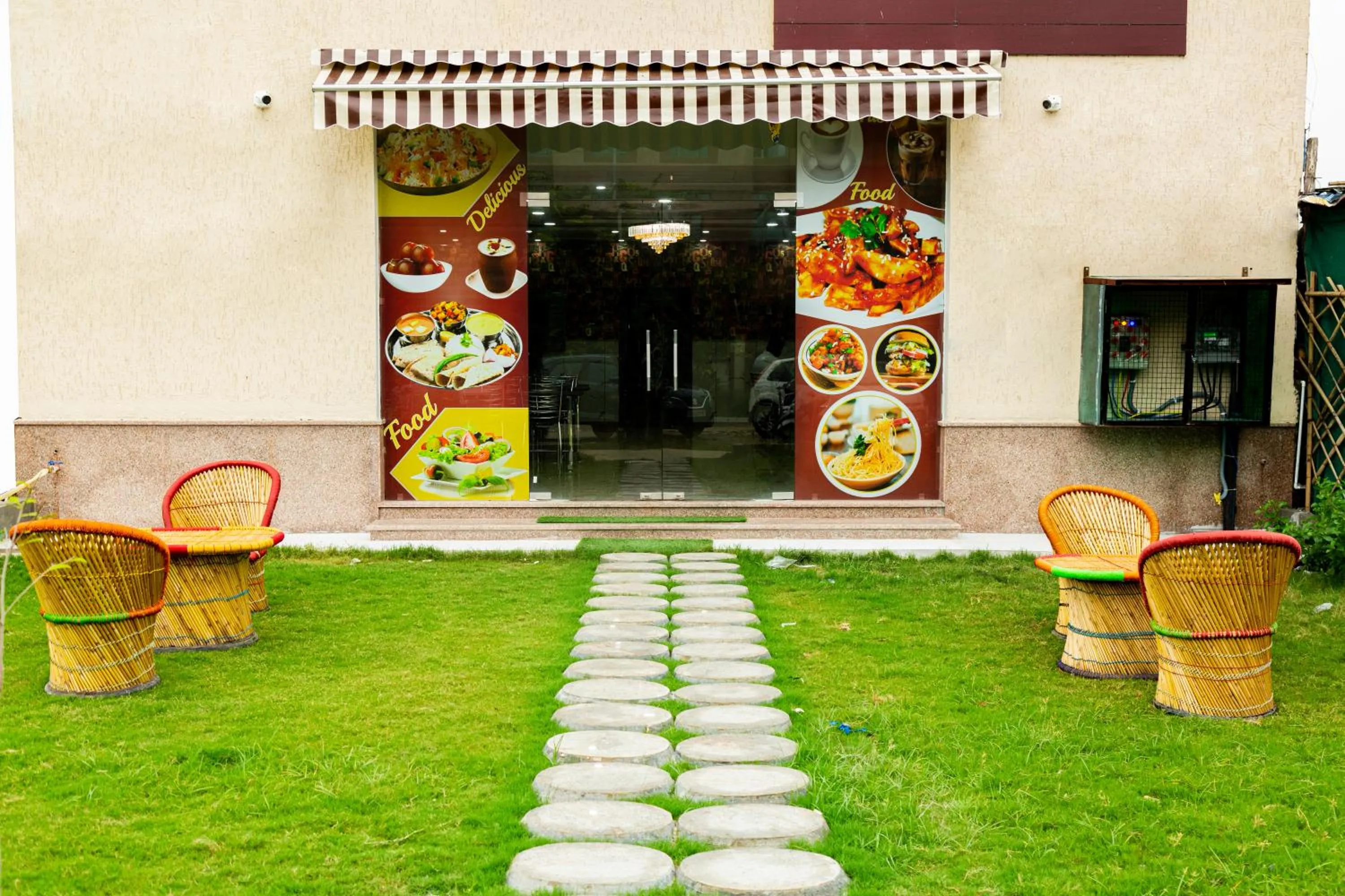Garden in Jagdambey Hotel